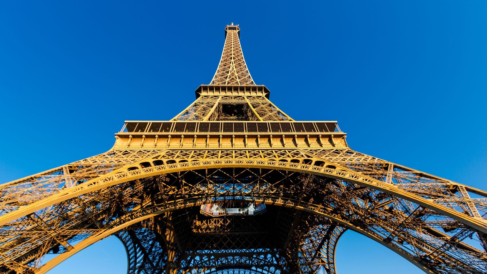 Impressionnante arche de la Tour Eiffel