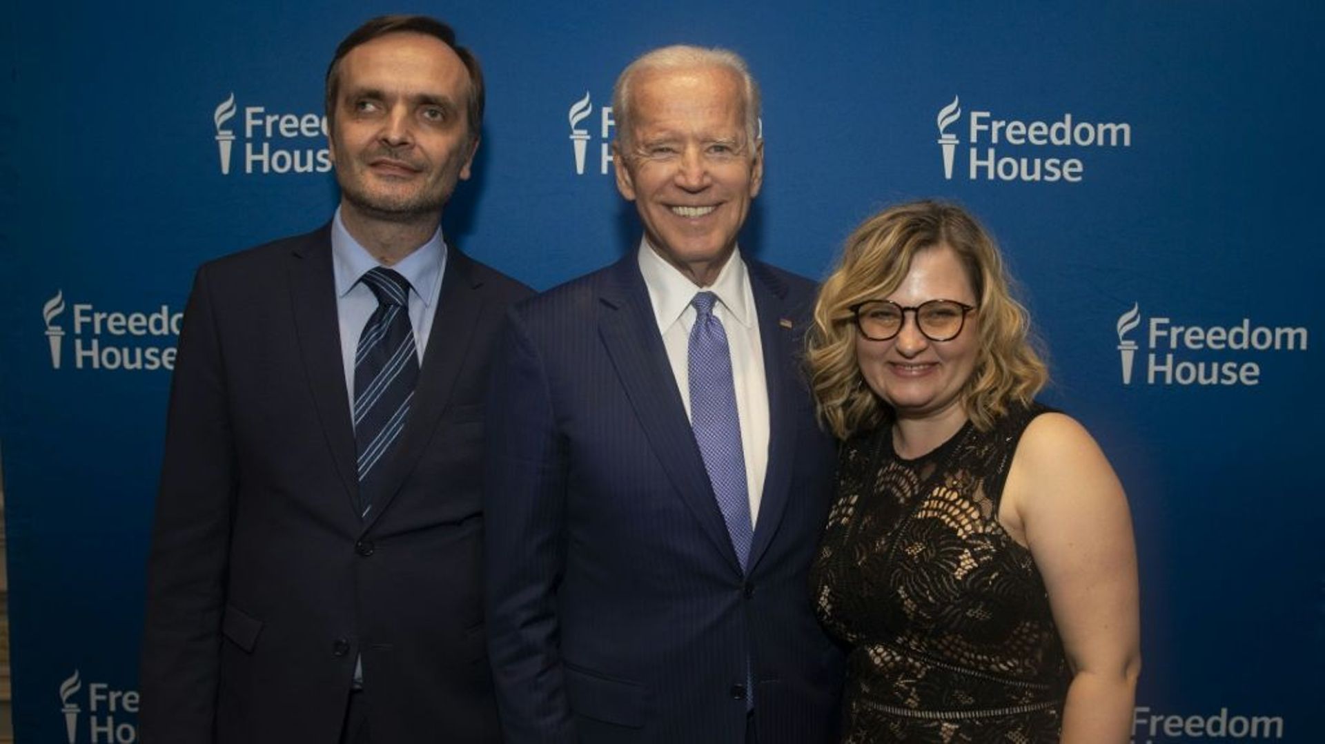 La journaliste russe Elena Milachina en 2018 à Washington avec, à l'époque, l'ex-vice-président Joe Biden, pour y recevoir le prix de la Freedom House