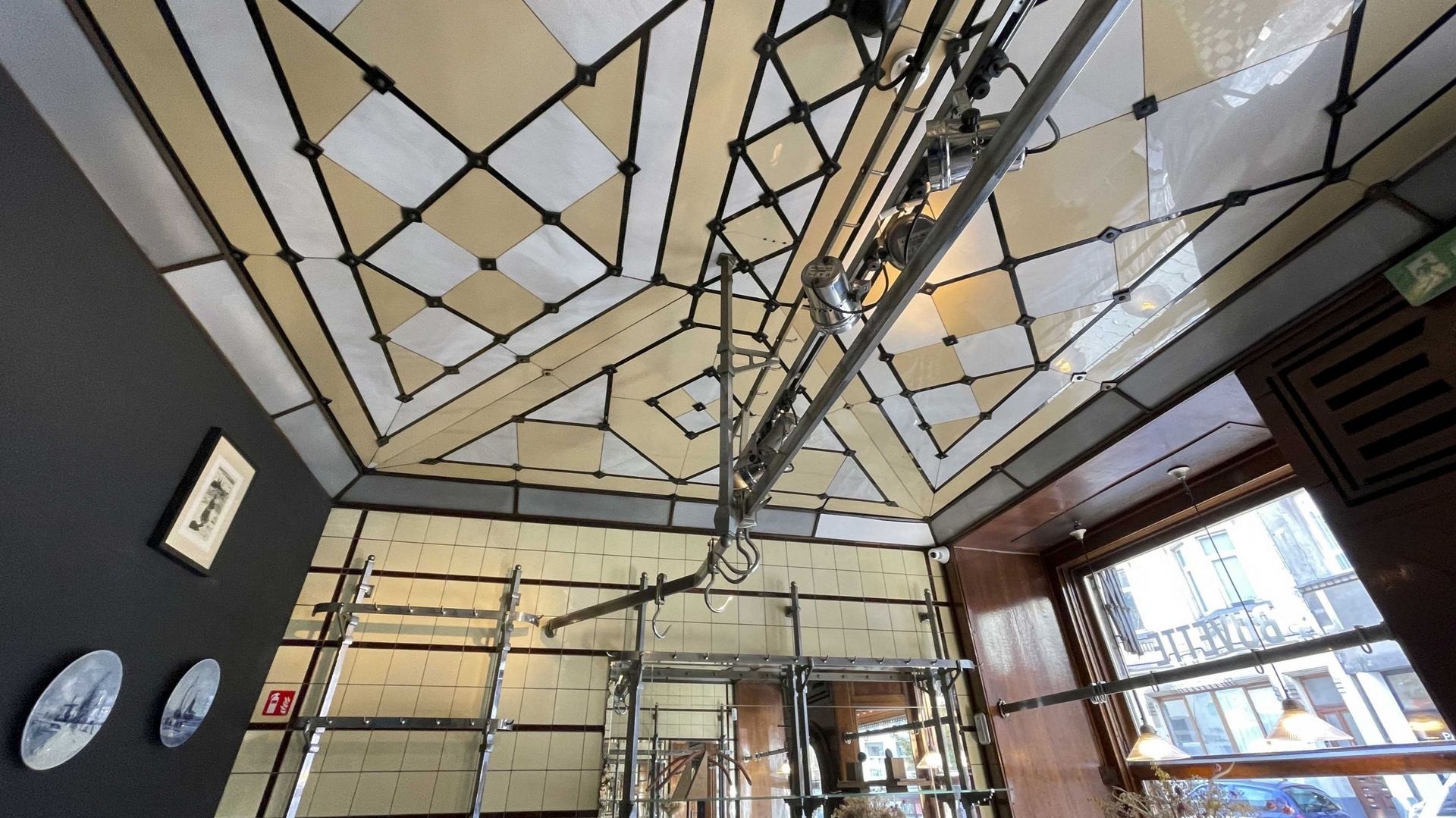 Le plafond et ses formes géométriques en marbrite