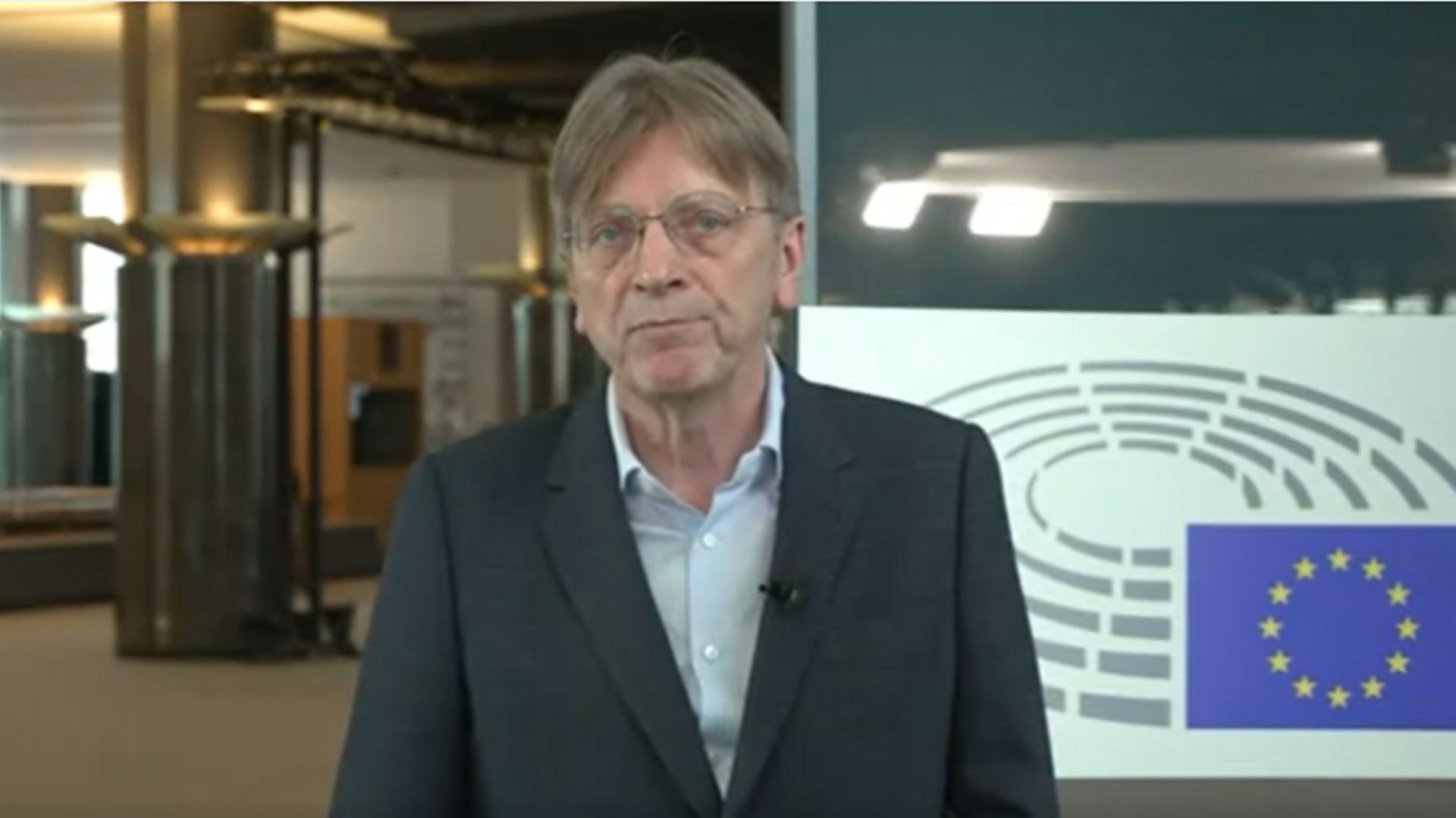 Des dizaines de personnalités politiques participent aux sommets virtuels du CNRI, Guy Verhofstadt, l’eurodéputé et ancien Premier ministre belge (1999-2008).