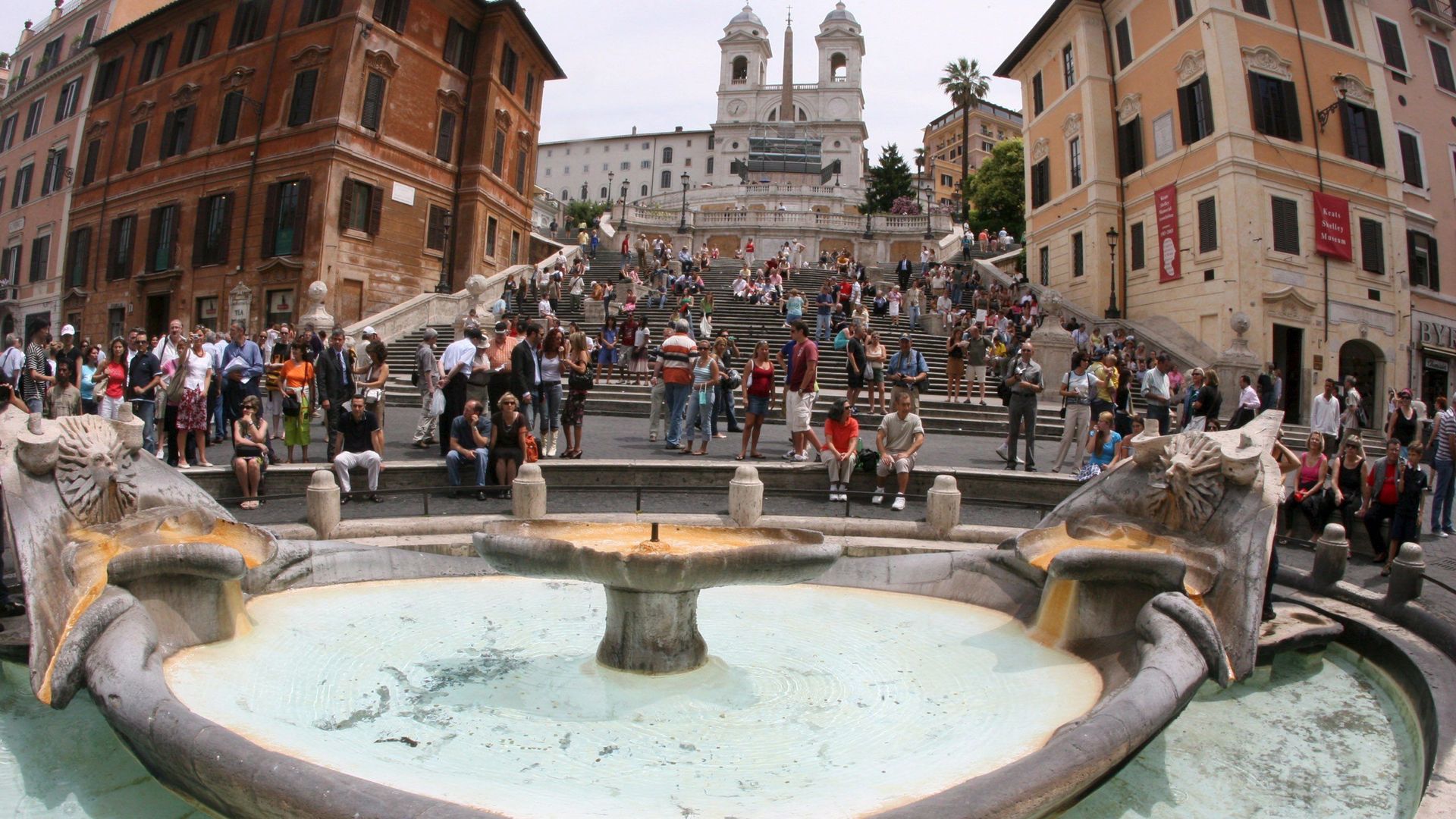 La fontaine "Barcaccia" sur la place d'Espagne, à Rome