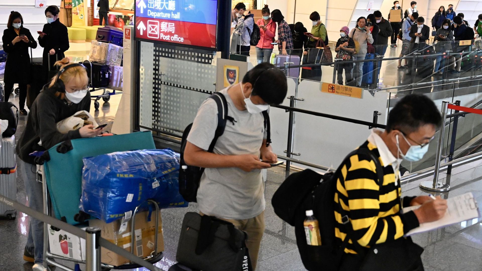 Arrivées à l'aéroport de Taipei: tous les passagers doivent se mettre en auto-quarantaine 14 jours.