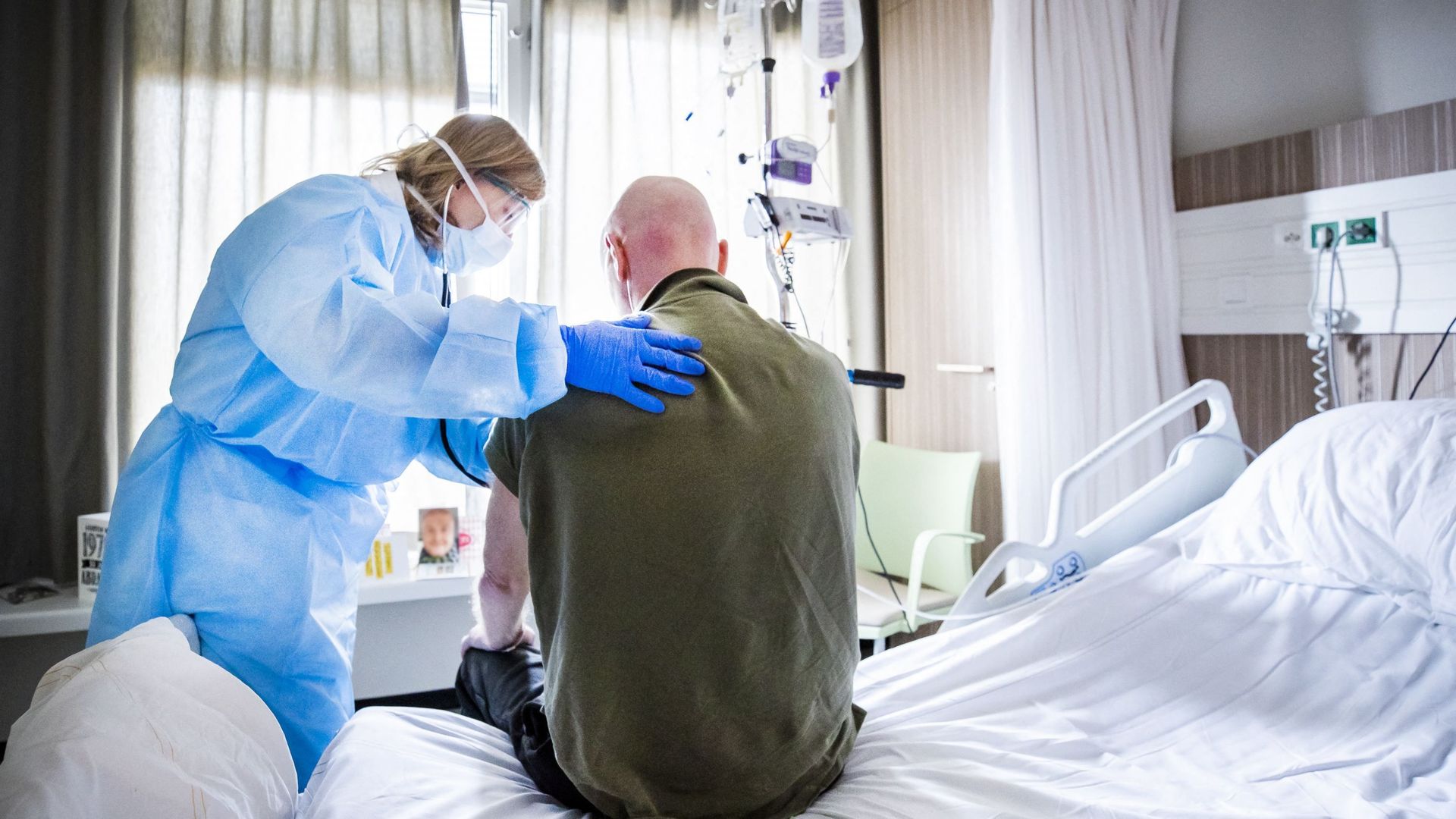 Un médecin écoute la respiration d’un patient atteint du coronavirus qui se remet après son admission en réanimation, à l’hôpital HMC Westeinde situé à La Haye. Avril 2020.