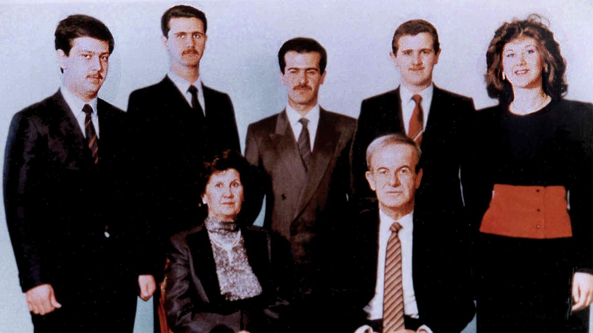 Photo de famille des al-Assad datant de 1985. On y aperçoit notamment Hafez al Assad en bas à droite, ses fils Bassel, Bashar et Maher. 