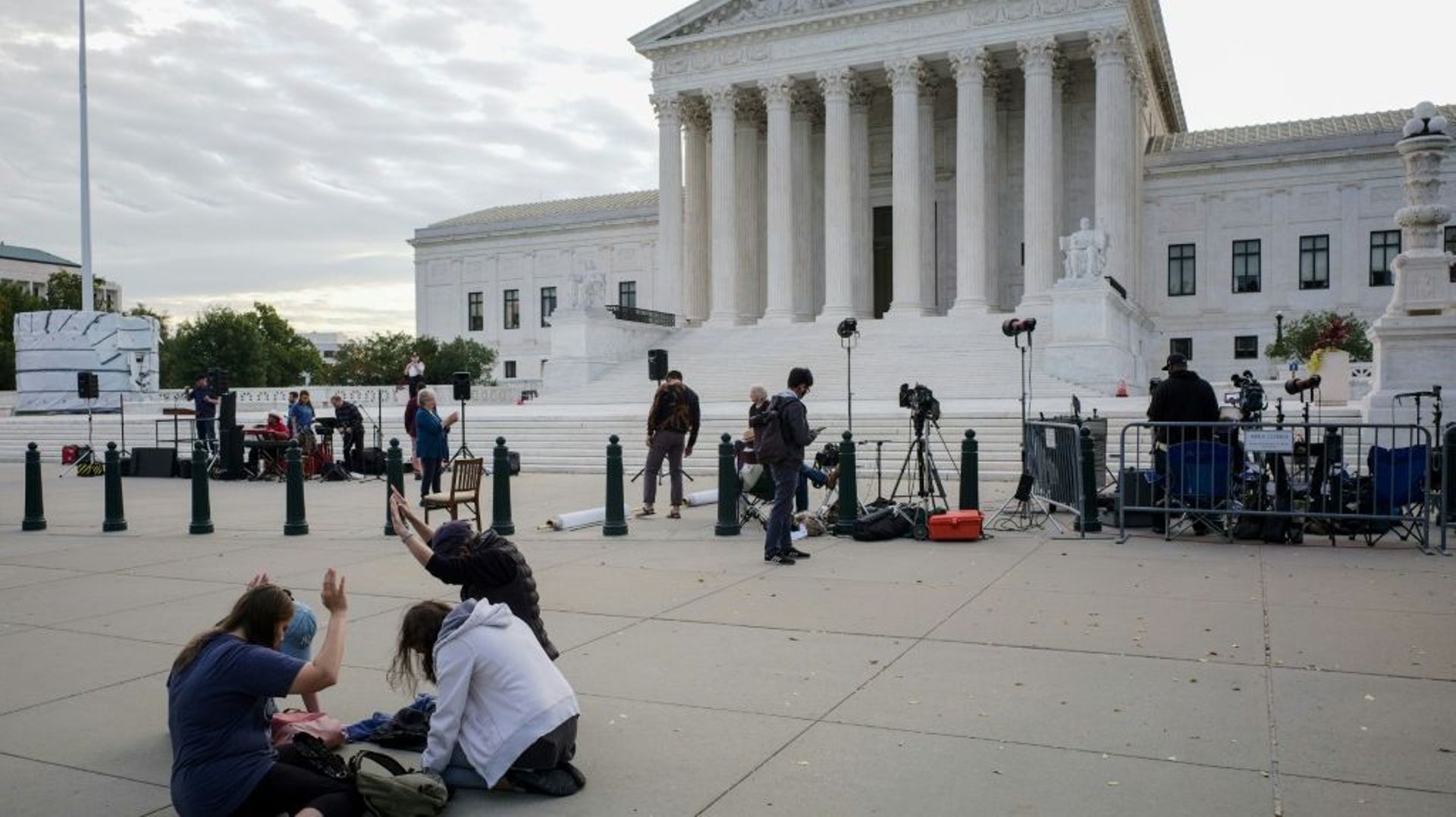 Des femmes prient devant la Cour suprême des Etats-Unis à Washington, le 4 octobre 2021