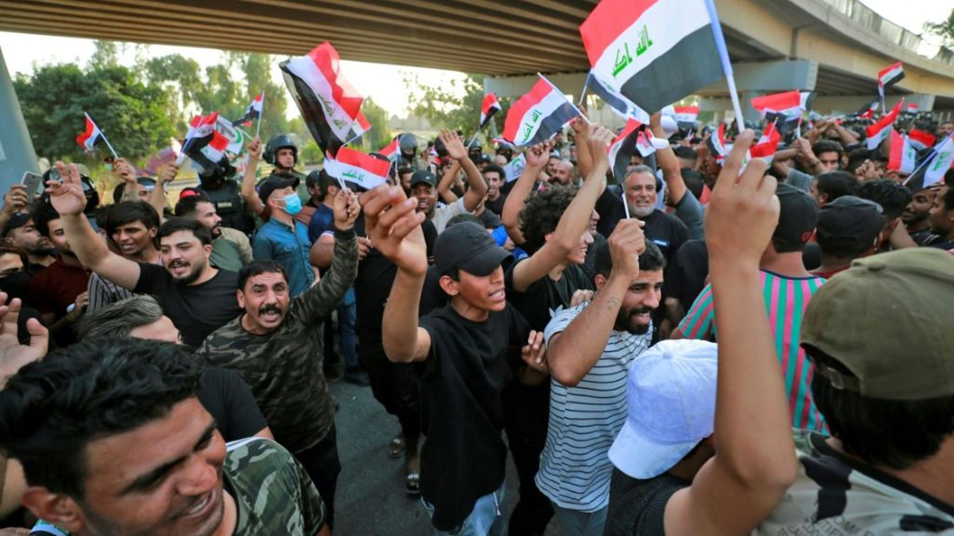 Des Irakiens partisans de groupe pro-Iran manifestent contre le résultat des législatives, à Bagdad, le 5 novembre 2021