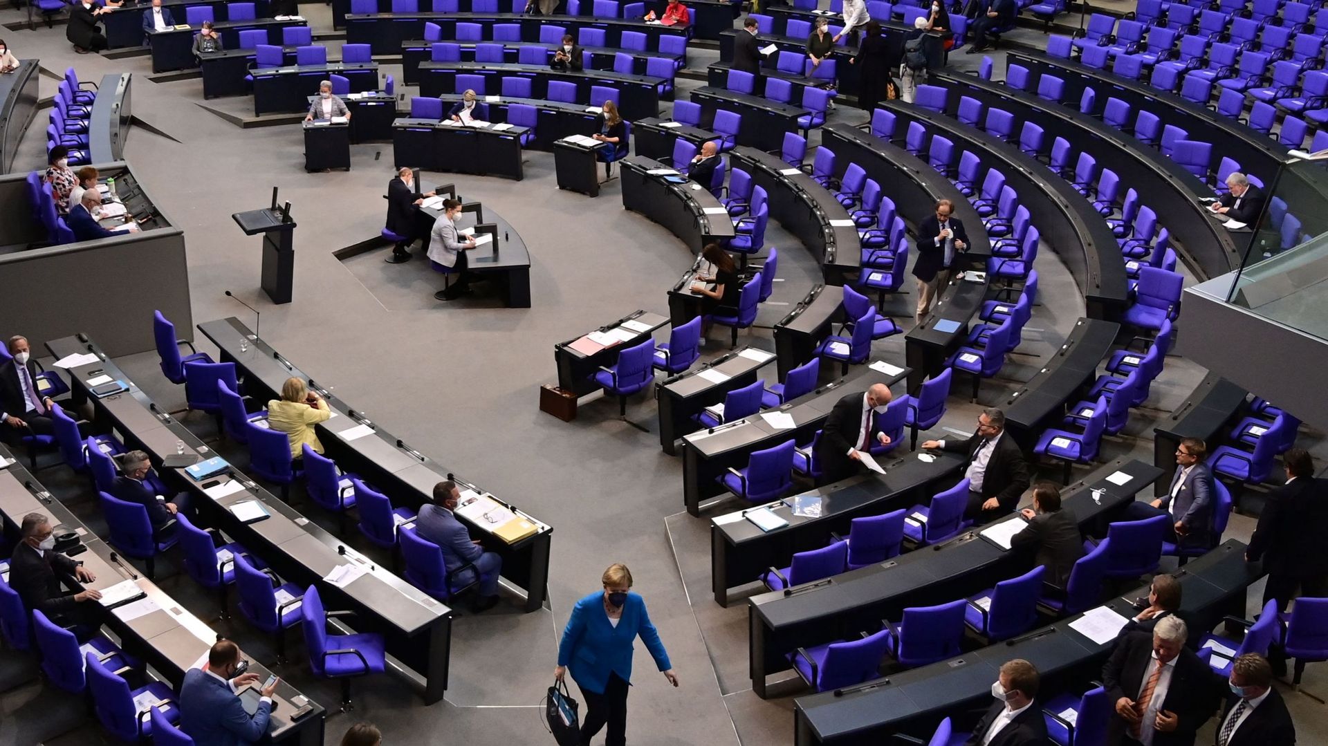 Angela Merkel quitte une session parlementaire allemande à Berlin en juin 2021.