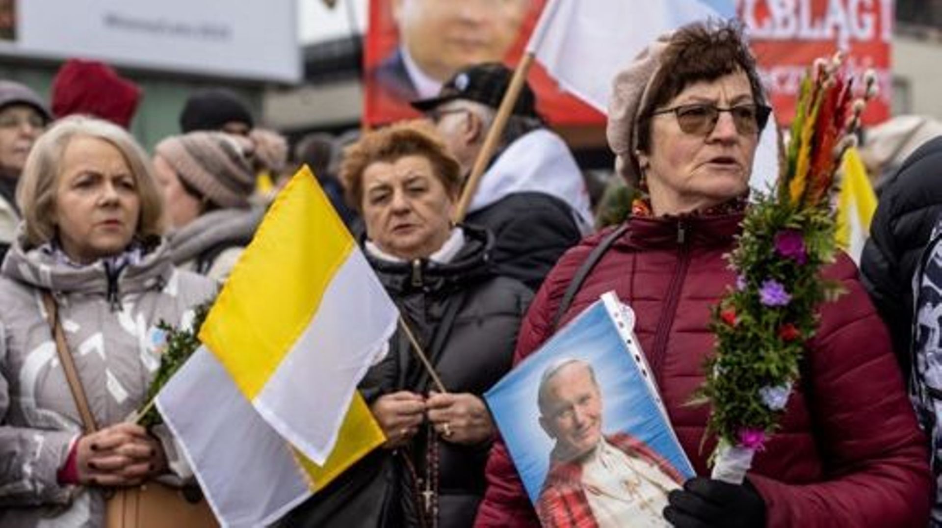 Des partisans défilent pour défendre la mémoire de feu l'ancien pape Jean-Paul II d'origine polonaise à l'occasion du 18e anniversaire de sa mort, à Varsovie, en Pologne, le 2 avril 2023. Feu le pape polonais Jean-Paul II était au courant de la maltraitan