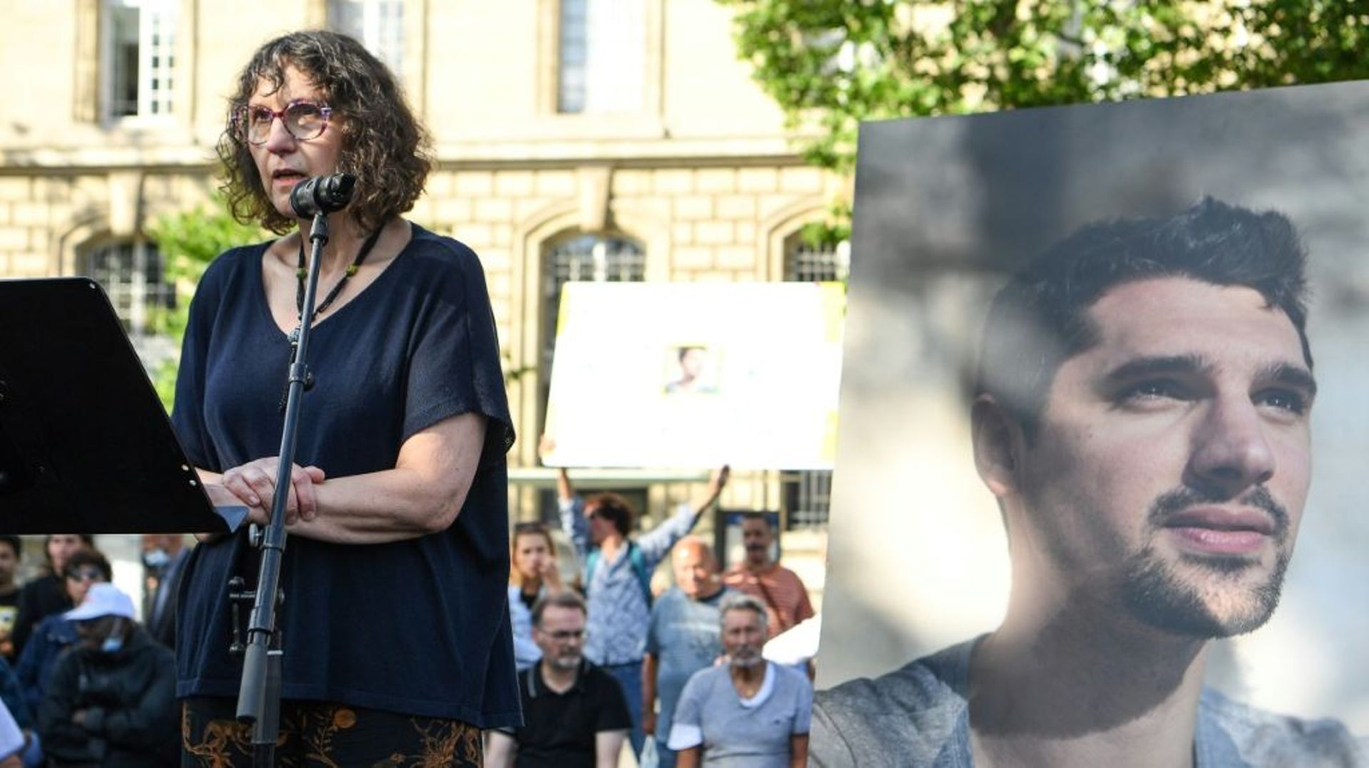 Sylviane Imhoff, la mère du journaliste français tué en Ukraine Frédéric Leclerc-Imhoff, prend la parole lors d'un rassemblement en hommage à son fils sur la place de la République à Paris, le 10 juin 2022