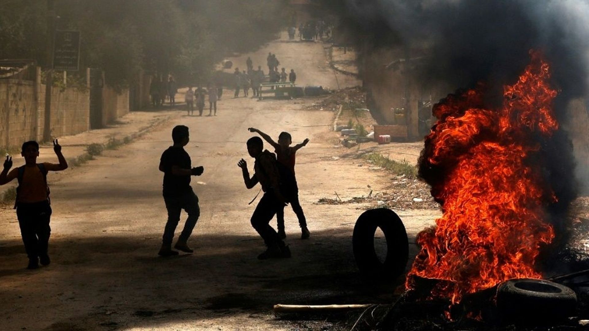 Des jeunes Palestiniens brûlant des pneus dans le camp de Jénine, en Cisjordanie occupée, le 12 avril 2022