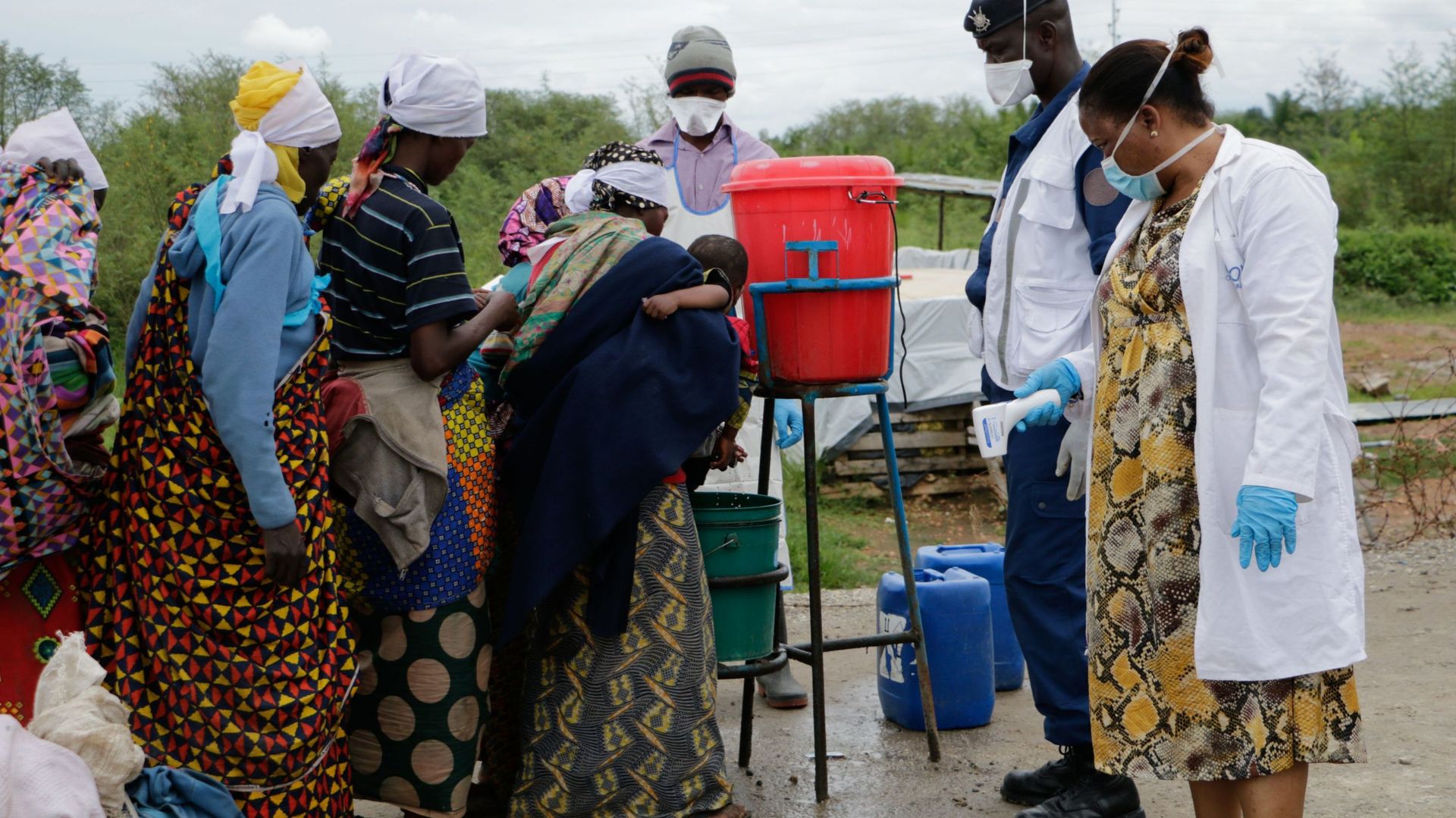 A la frontière entre le Burundi et la RDC, des travailleurs de la santé incitent à se laver les mains, geste-barrière contre la propagation du Covid-19