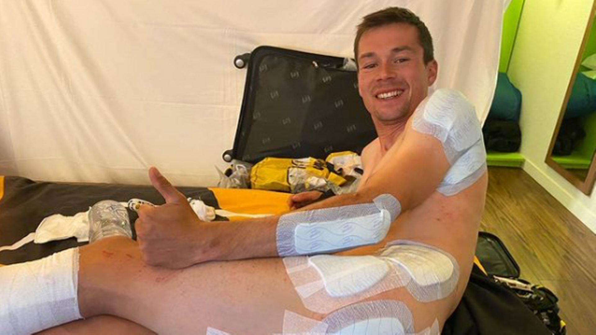 "Primoz la momie"... la photo a fait le tour des réseaux sociaux lors du Tour de France 2021. Après plusieurs jours d'atroces souffrances, le Slovène avait abandonné. 