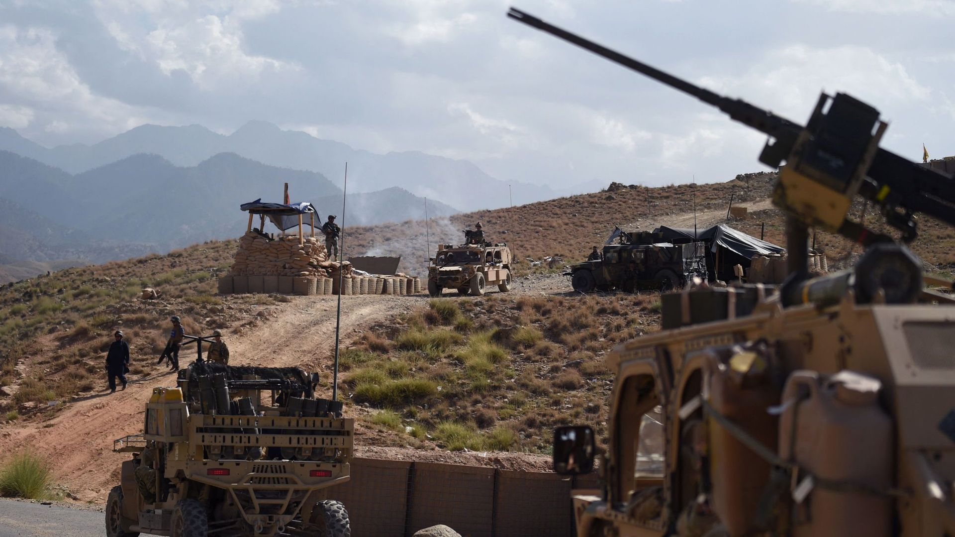 Sur cette photo prise le 7 juillet 2018, l’armée américaine de l’OTAN et les forces de commando afghanes sont des images dans un poste de contrôle lors d’une patrouille contre les militants de l’État islamique dans le district de Deh Bala, dans la provinc