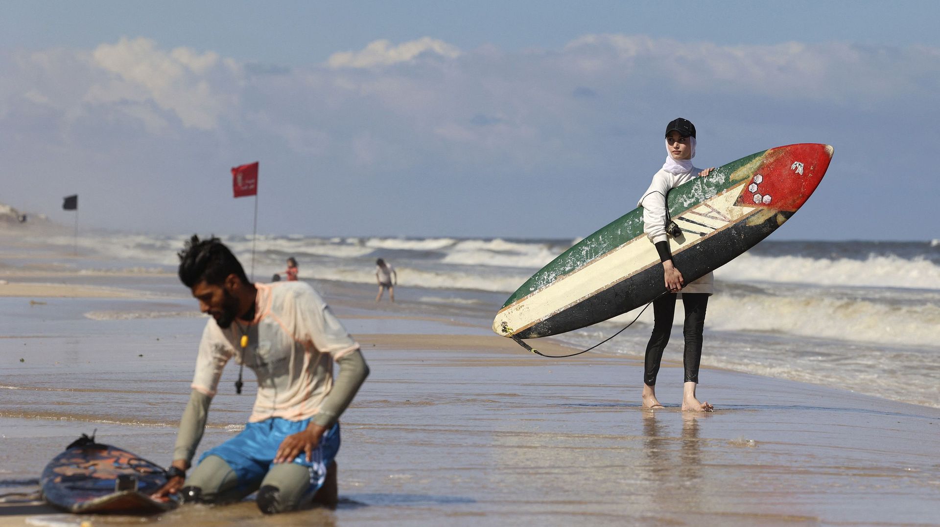 Sabah Abu Ghanem, surfeuse palestinienne de la bande de Gaza, a remis sa planche à l'eau, la mer étant désormais propre et adaptée à la baignade.
