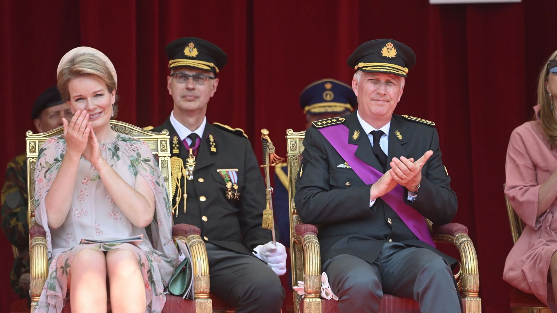 La reine Mathilde applaudit les élèves de l'Ecole Royale Militaire, dont sa fille Elisabeth