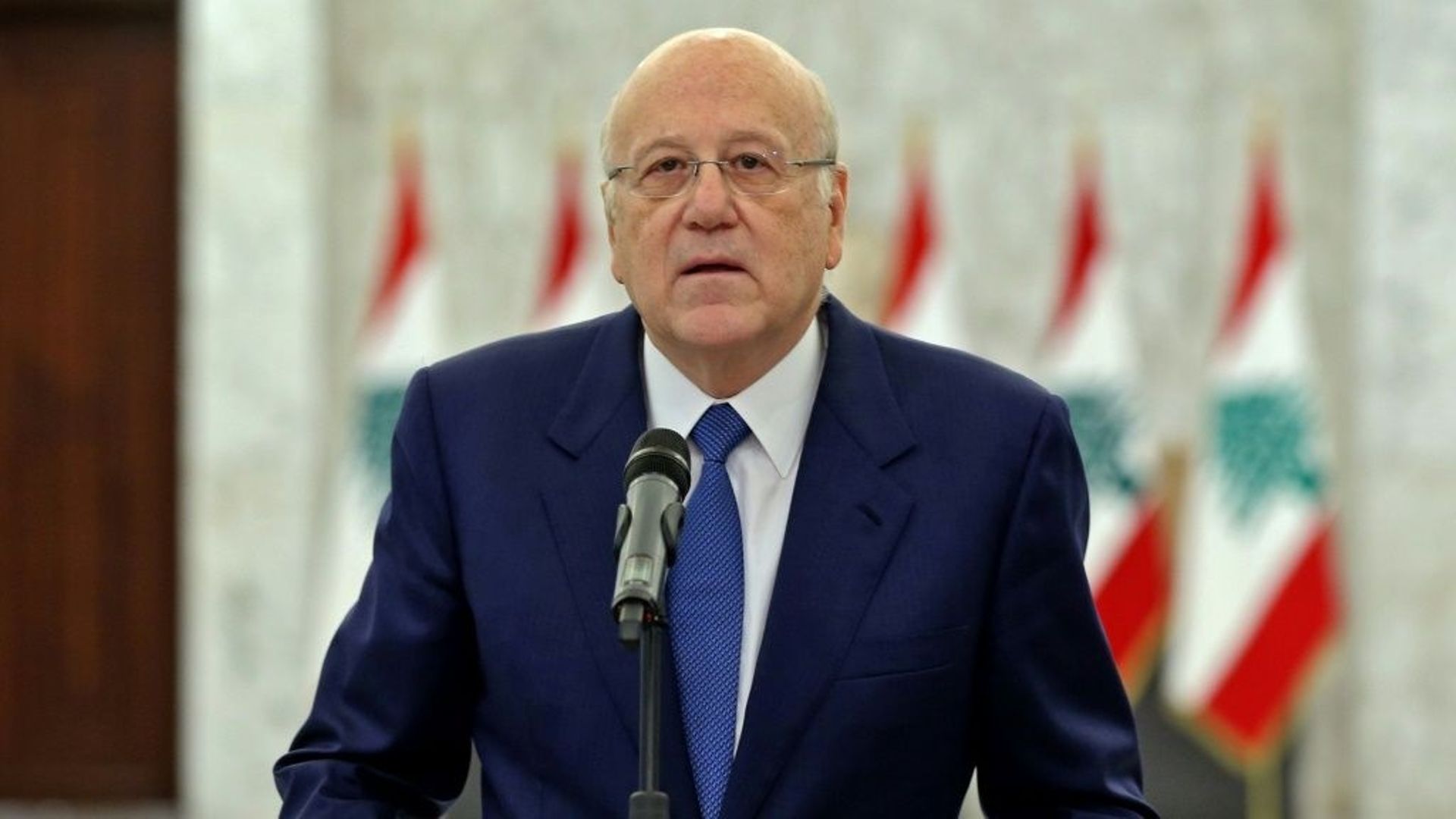 Photo fournie par l’agence libanaise Dalati and Nohra, le 10 septembre 2021 du Premier ministre désigné Najib Mikati annonçant la formation du nouveau gouvernement au palais présidentiel de Baabda