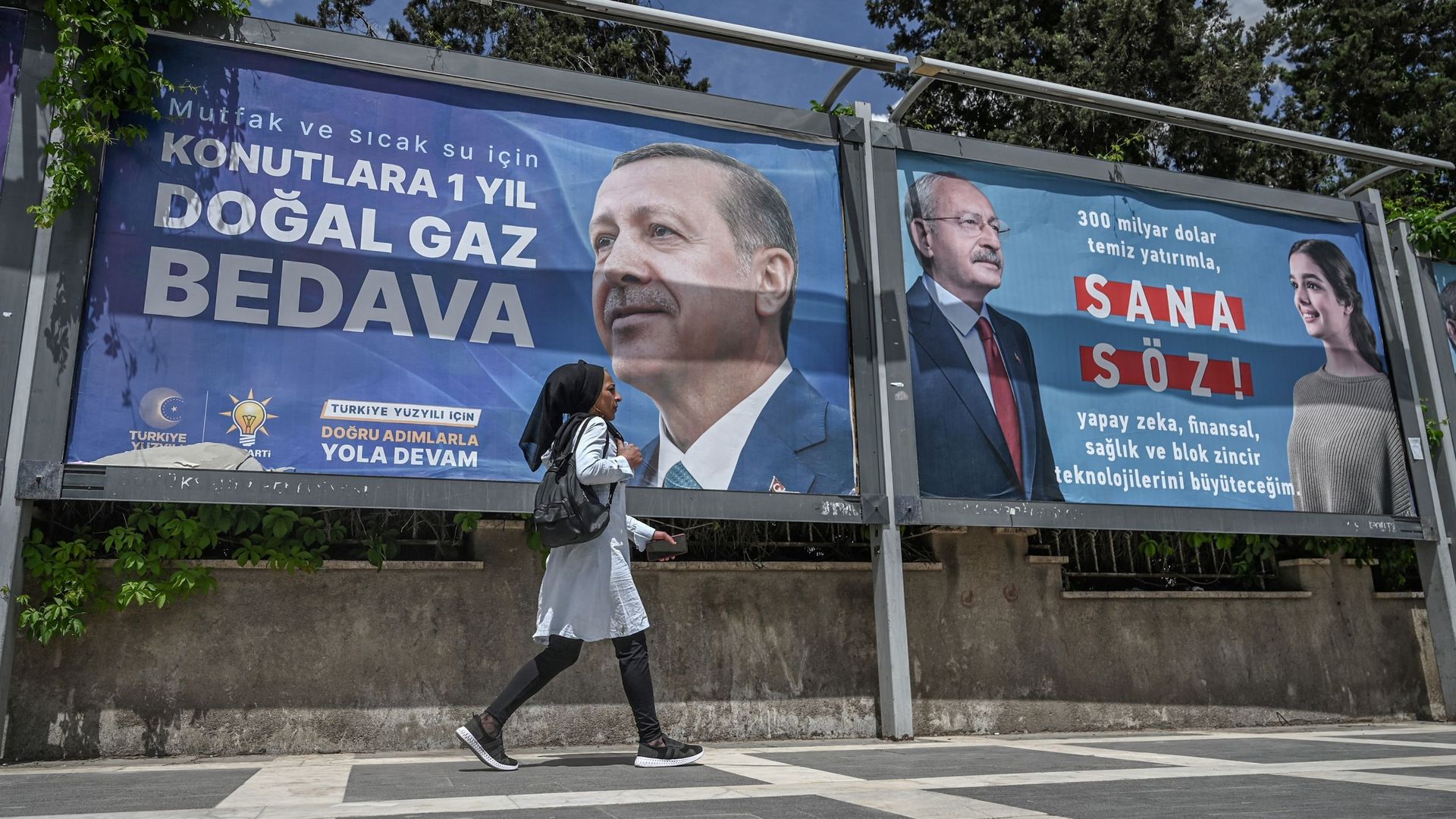 Dos à dos sur ces affiches électorales, les deux adversaires pour la Présidence de la Turquie : Recep Tayyip Erdogan (AKP) et Kemal Kilicdaroglu (CHP – coalition d’opposition).