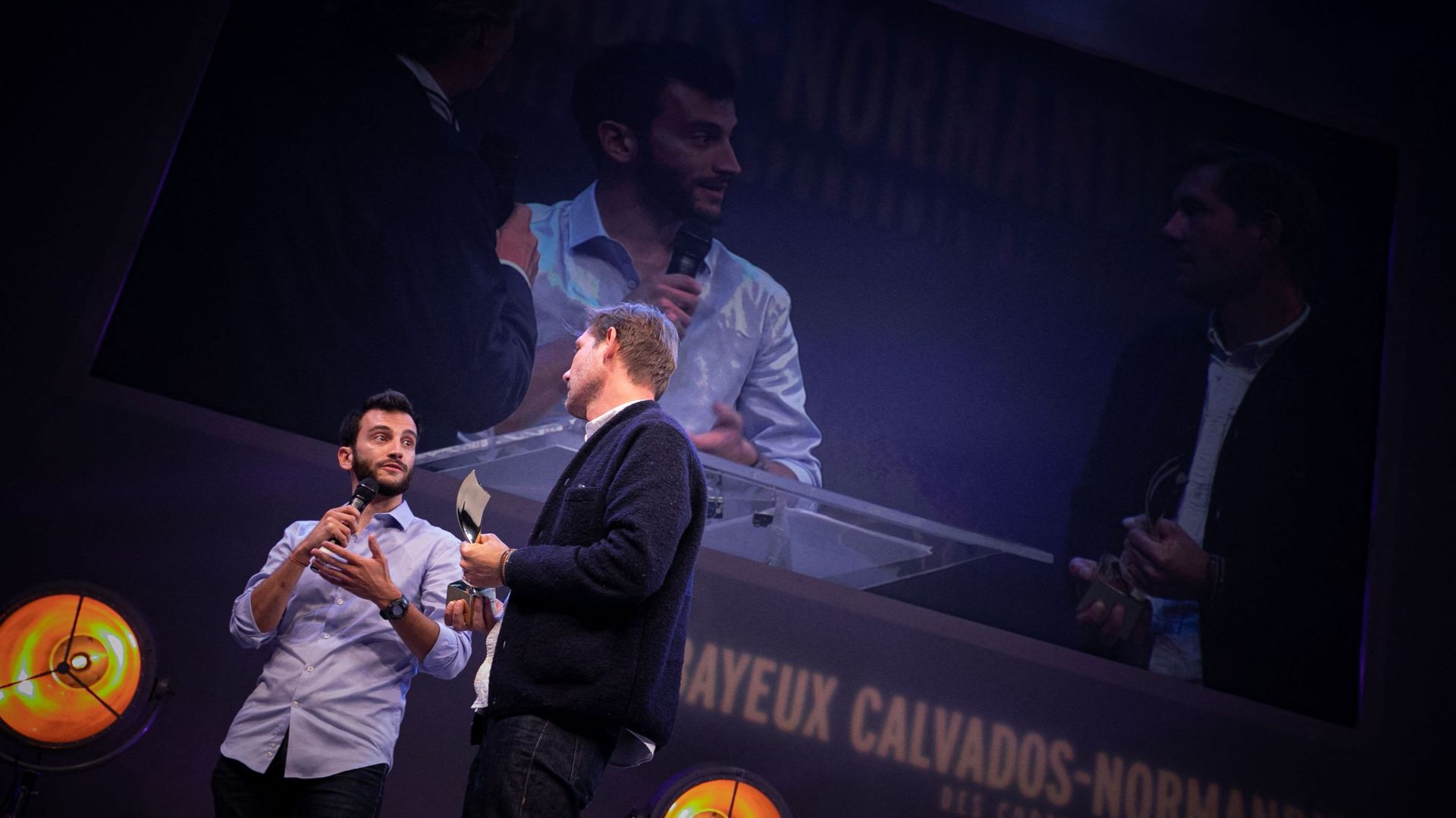 Les journalistes de France 5 Theo Maneval (à gauche) et Pierre Dehoorne réagissent en recevant leur prix "Prix Amnesty" lors de la cérémonie de clôture des 2022 Prix Bayeux-Calvados des correspondants de guerre à Bayeux.