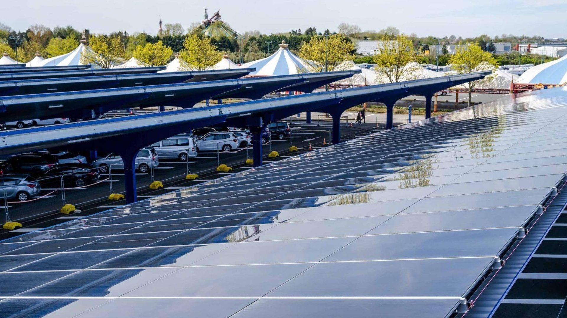 Dans les parcs d’attractions européens, la course au photovoltaïque est lancée !
