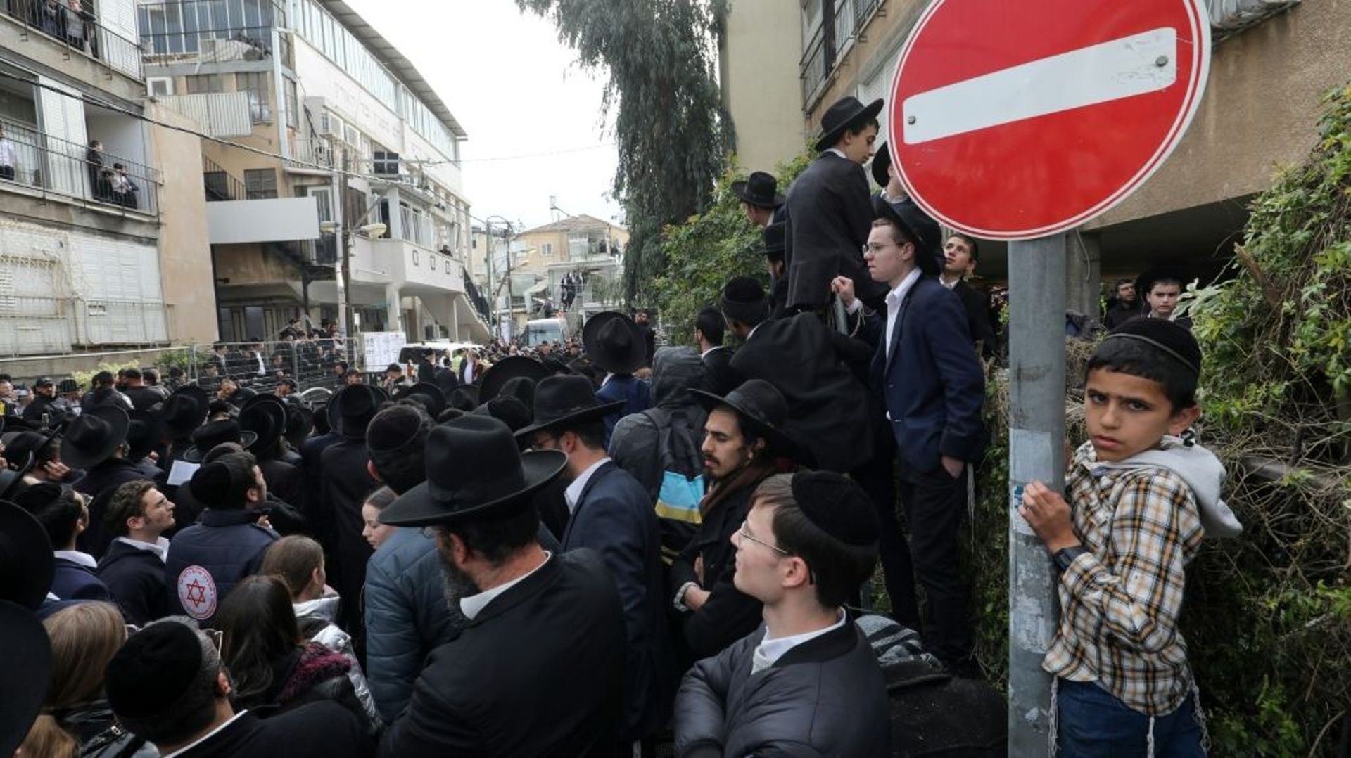 Des juifs orthodoxes se rassemblent dimanche à Bnei Brak, près de Tel-Aviv peu avant les funérailles de l’influent rabbin Chaïm Kanievsky, surnommé le "prince de la Torah", le 20 mars 2022.