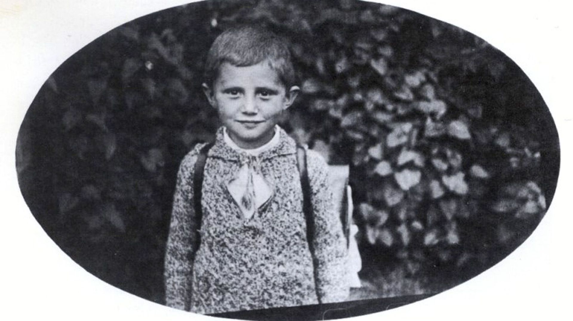 Joseph Alois Ratzinger partant pour l'école, en 1932