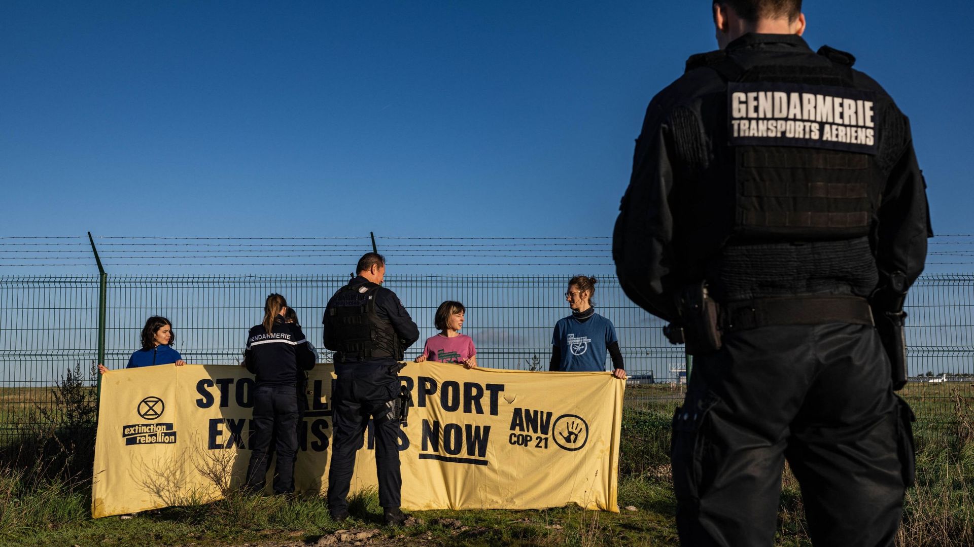 Des militants d’Extinction-Rebellion et d’ANV-COP 21 (Action non-violente COP21) protestent contre l’extension de l’aéroport de Lille-Lesquin et pour sensibiliser au changement climatique, à côté de l’aéroport de Lesquin, dans le nord de la France, le 8 o