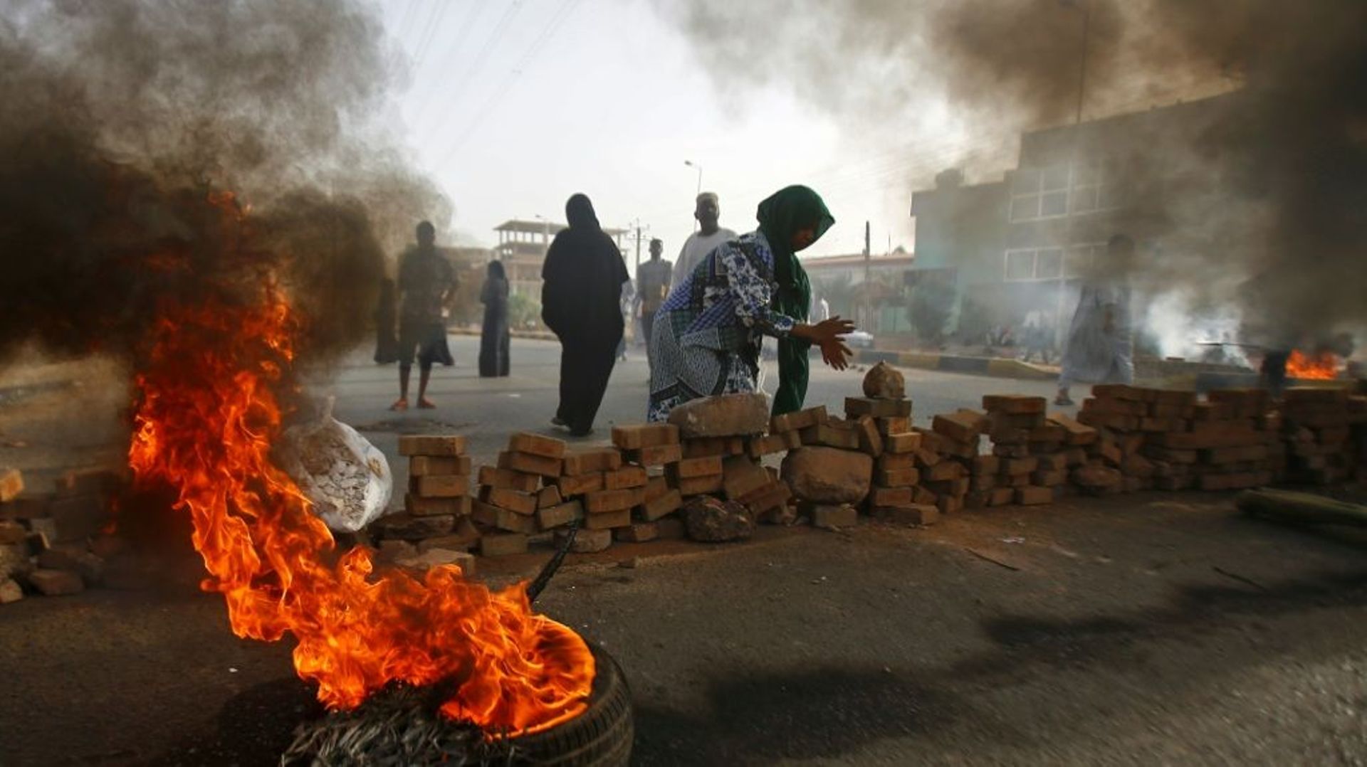 Des manifestants soudanais font brûler des pneus et érigent des barricades, le 3 juin 2019 à Khartoum