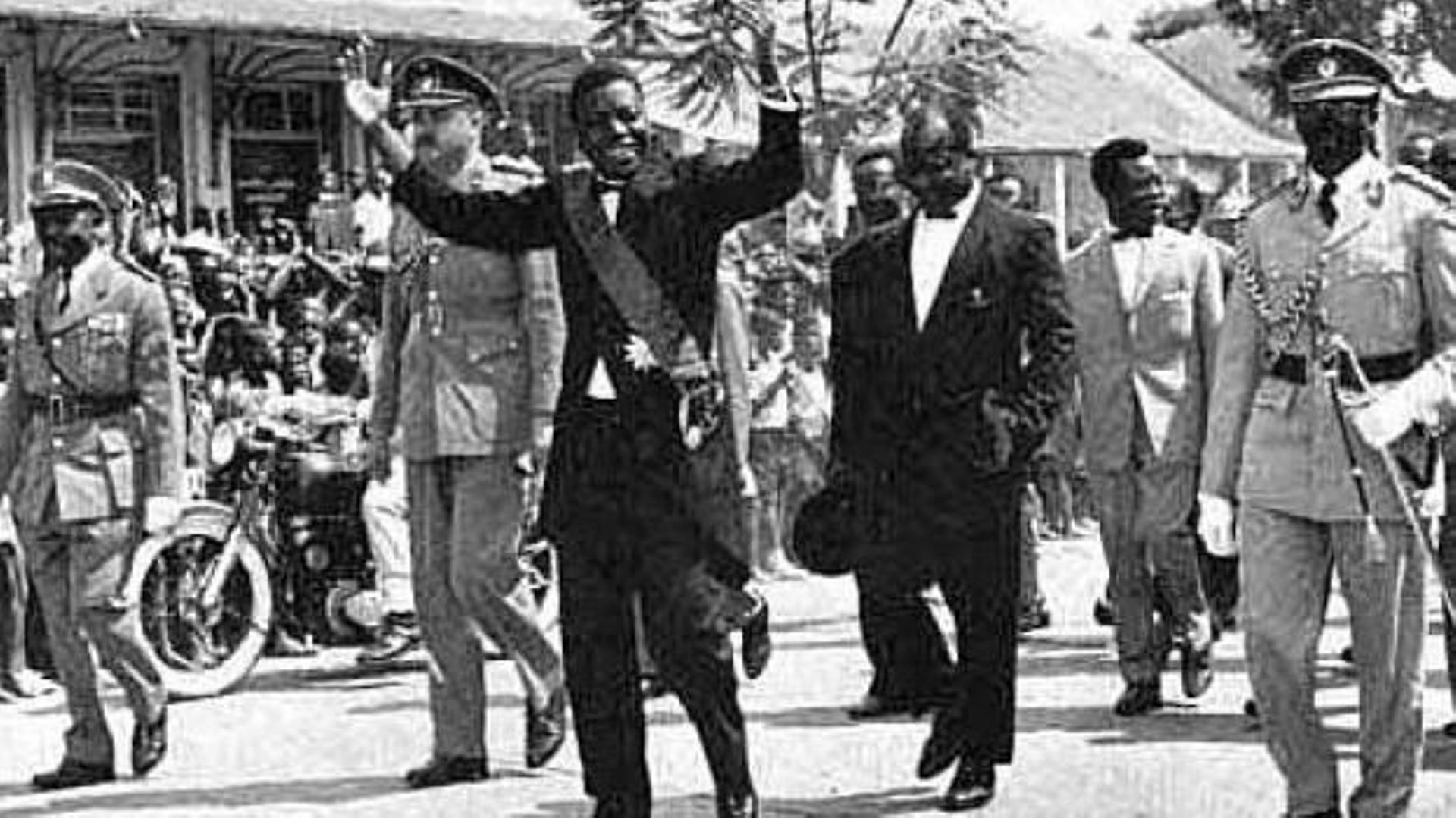 11 juillet 60, Moïse Tshombe proclame la sécession du Katanga, le lendemain à Elisabethville, avec un officier belge.