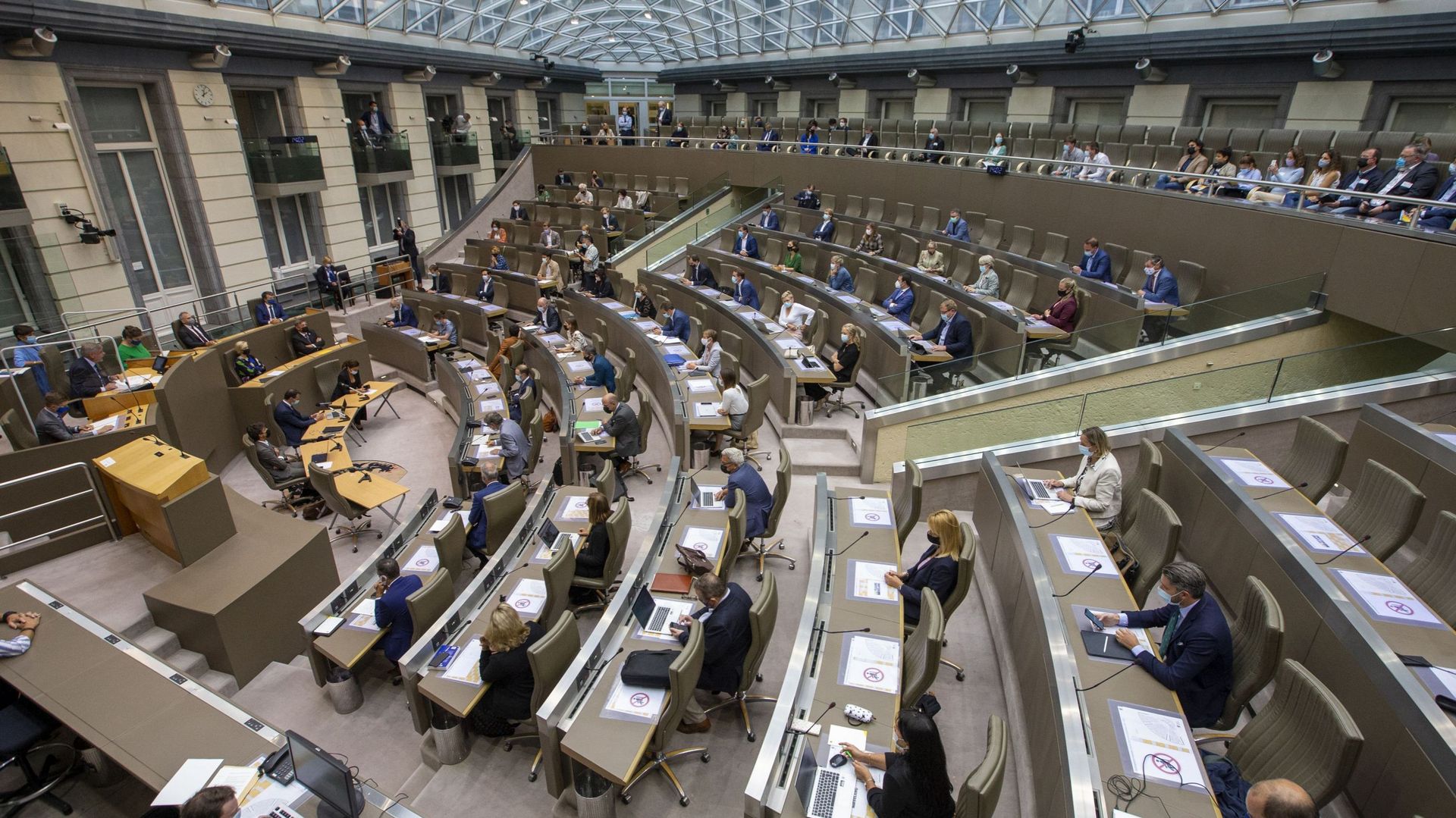Le Parlement flamand va limiter la rémunération de ses élus absents de longue durée