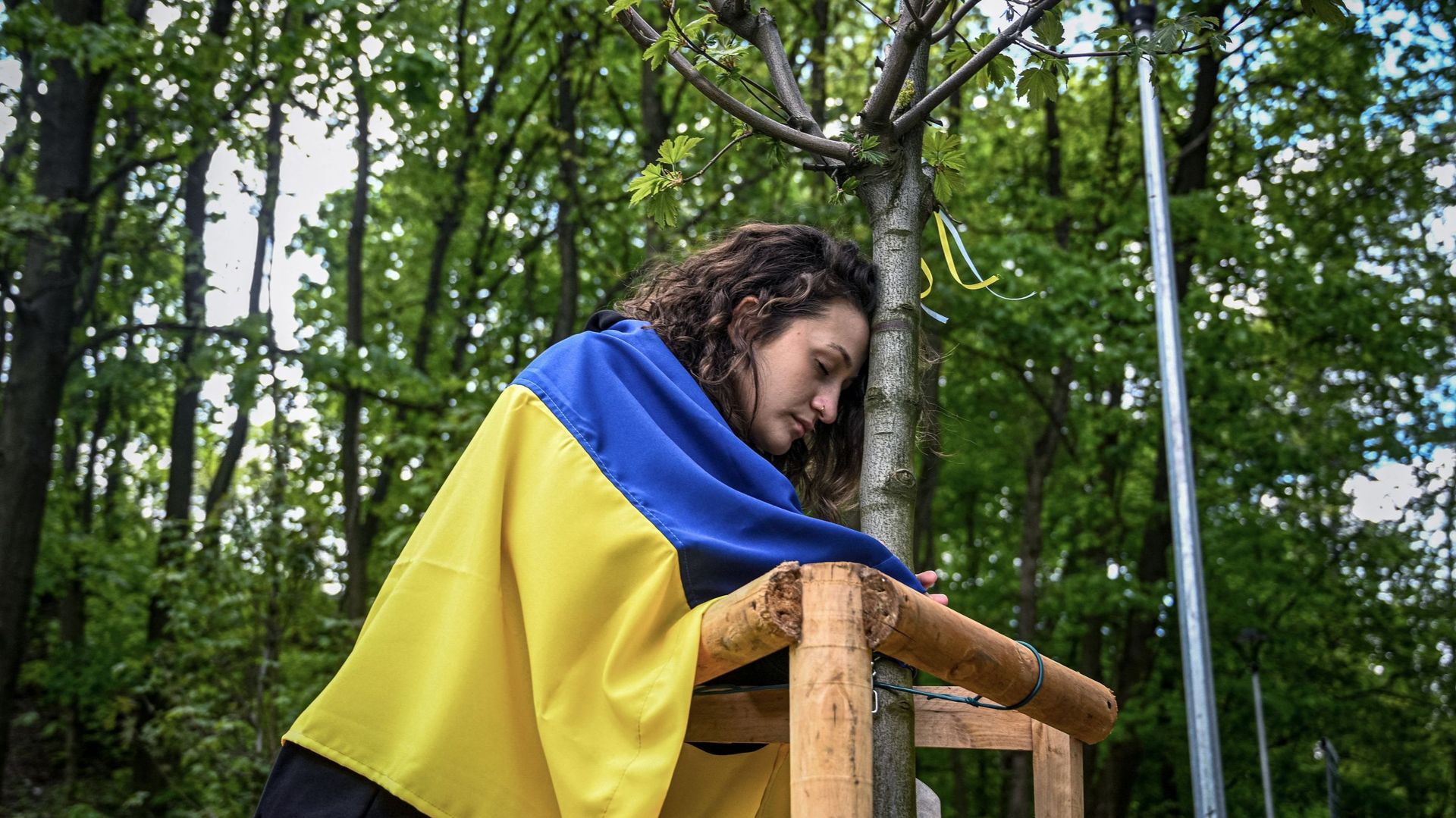 Valeria, l'épouse d'un combattant ukrainien mort au combat, se recueille à la mémoire de son mari