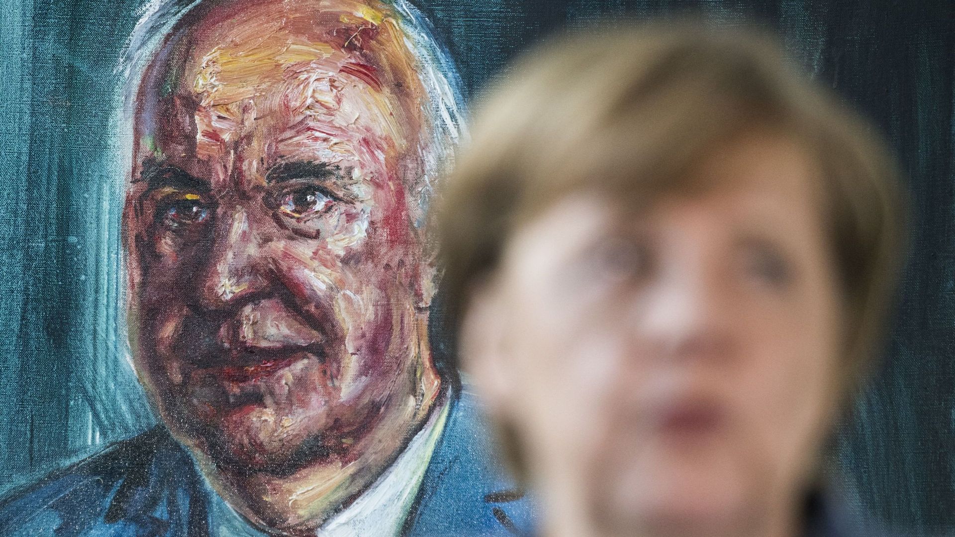 Angela Merkel à côté d'un portrait de l'ancien chancelier Helmut Kohl à la Chancellerie à Berlin, le 8 janvier 2018. 