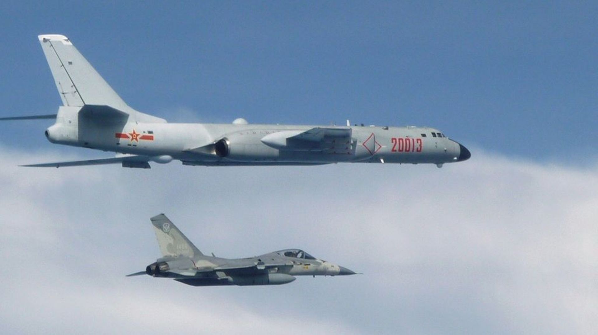 Deux bombardiers chinois H-6, comme ceux-ci, ont pénétré vendredi dans la zone d'identification de défense aérienne de Taïwan 