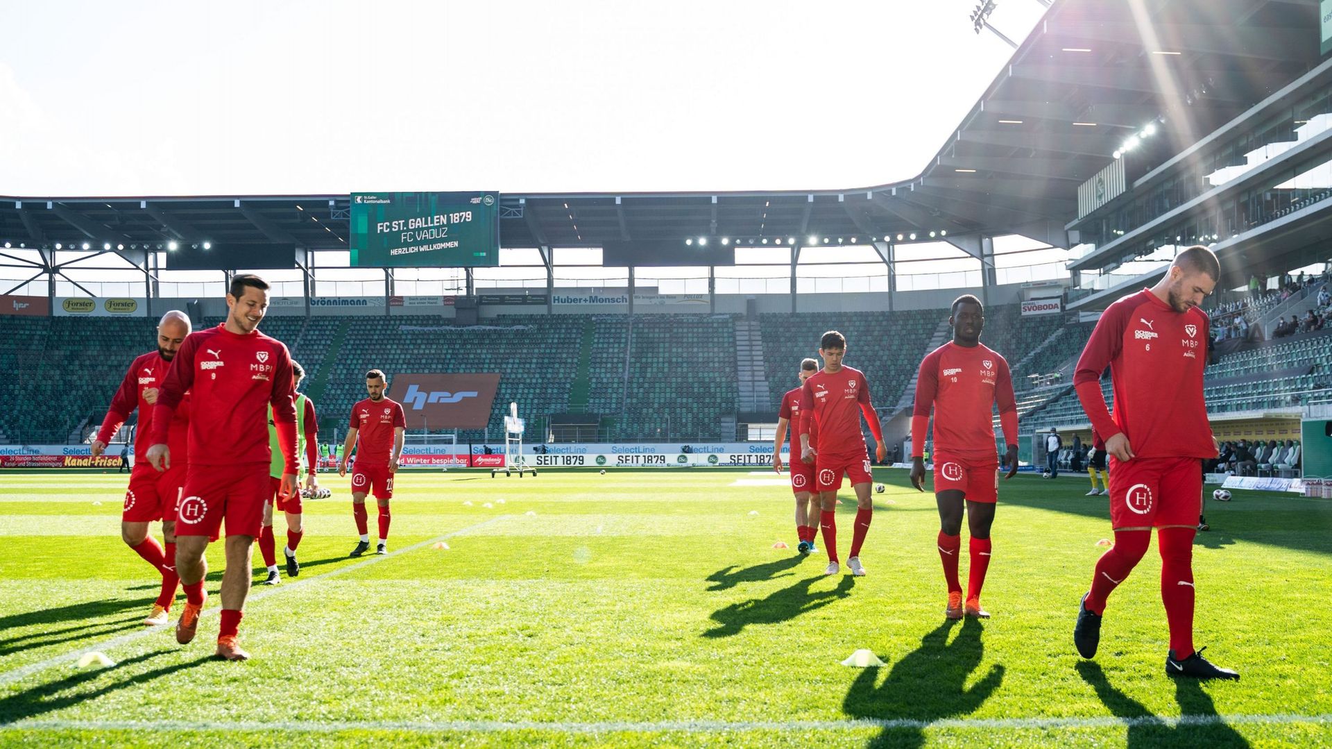 Les joueurs de Vaduz à l'échauffement avant leur match de Super League suisse à Saint-Gall, le 24 avril 2021.