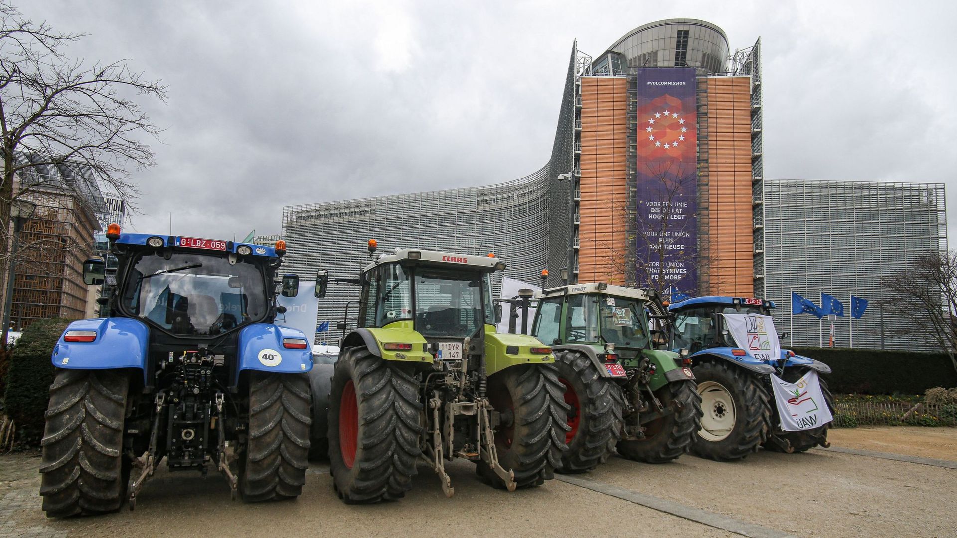 Des agriculteurs et producteurs de lait européens s'étaient rassemblés devant le siège de l'UE autour de Schumanplein avant et pendant un sommet spécial du Conseil européen, réunion des dirigeants de l'UE le 20 février 2020 à Bruxelles, en Belgique.