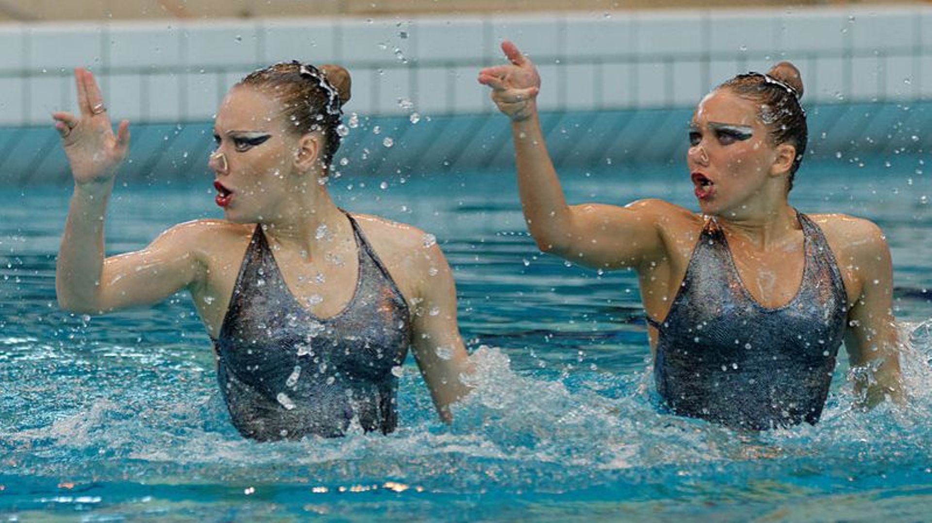 Les Russes Alla Vaskovich et Alena Zhebeleva, lors de natation synchronisée de l'Open de France à Montreuil, 14 mars 2013.
