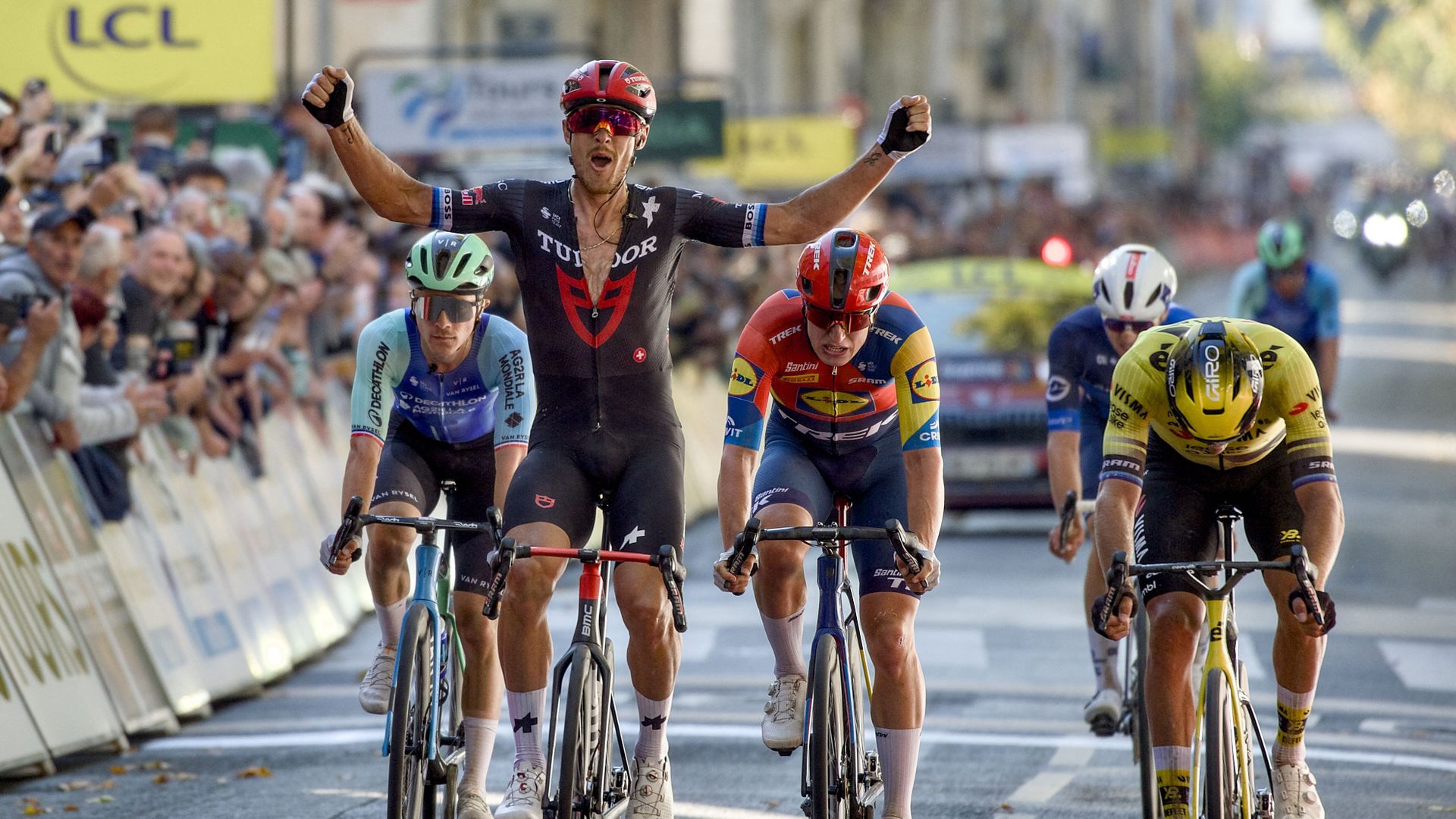 Un dénouement "ridicule" et un parcours qui fait polémique : On connaît nos classiques revient sur Paris-Tours