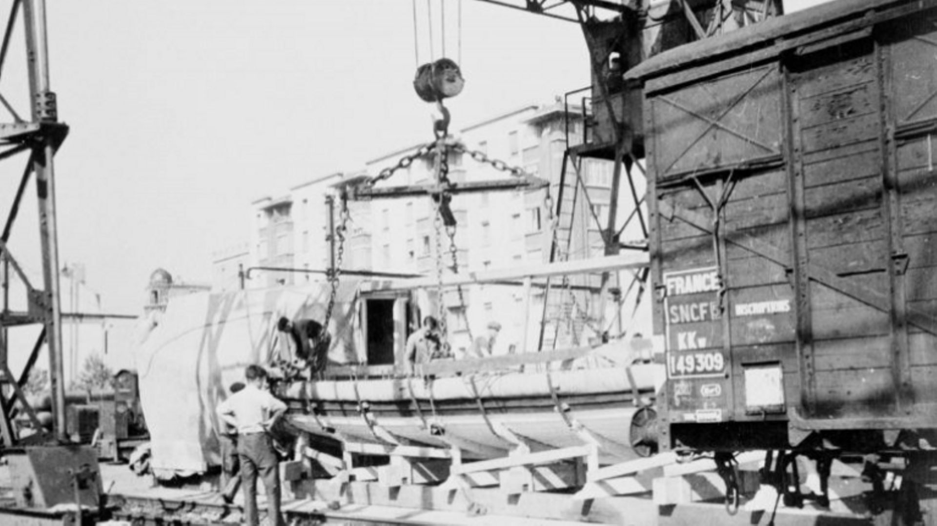 transport du canot de Napoléon en 1943