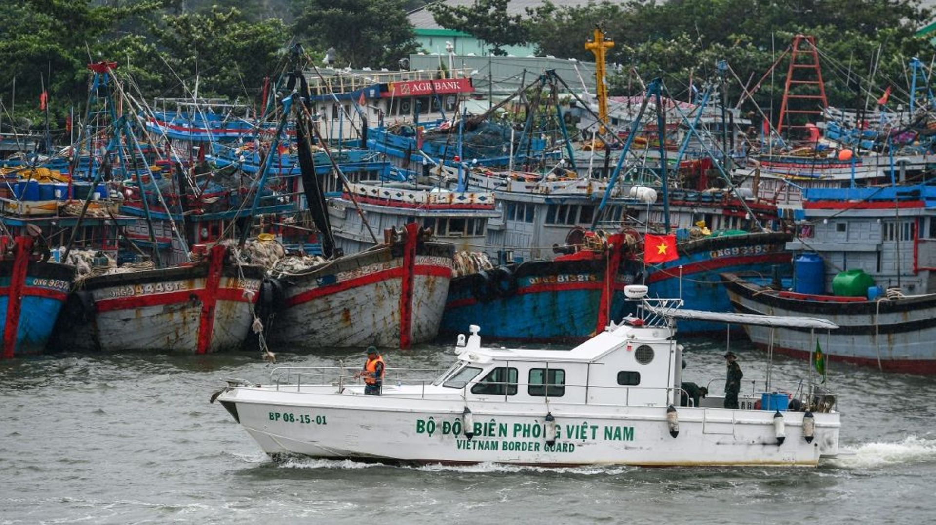 Des gardes-côtes patrouillent en bateau dans le port de Danang avant l’arrivée du typhon Noru, le 27 septembre 2022 au Vietnam