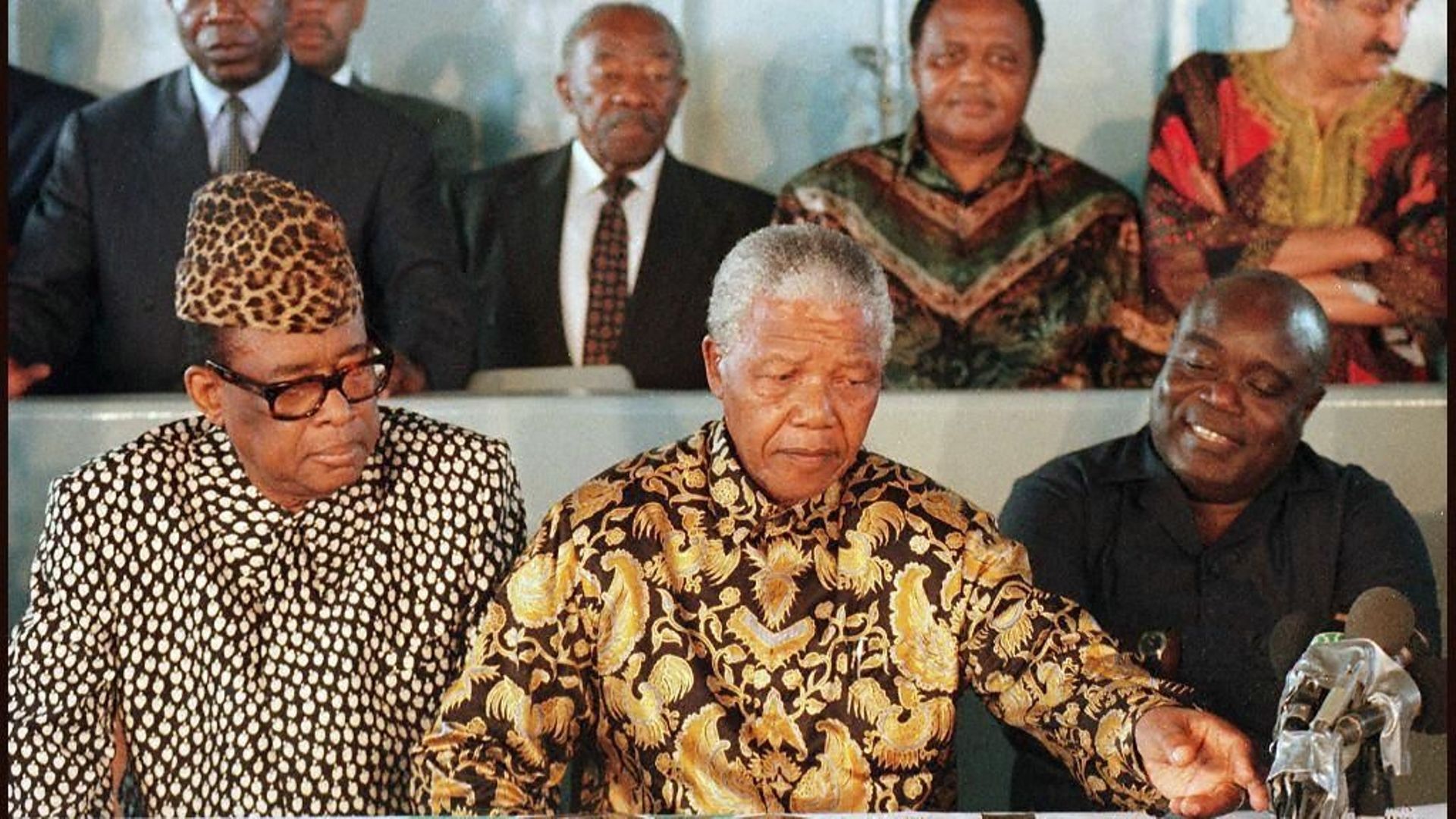 Quelques jours avant sa chute, Mobutu négocie avec Laurent Désiré Kabila sous le patronage de Nelson Mandela.