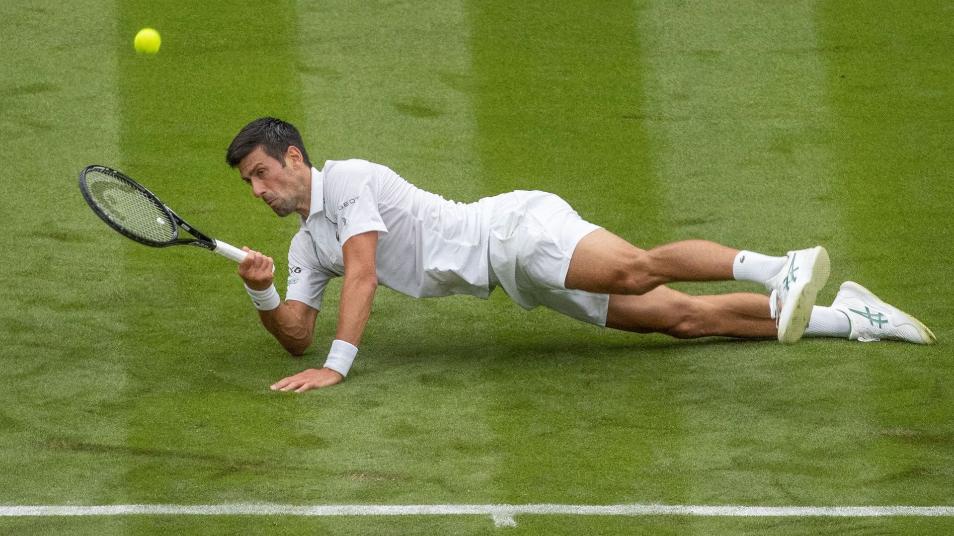 Novak Djokovic, vainqueur de Wimbledon en 2021, critique la décision des organisateurs d'exclure les joueurs russes et bélarusses