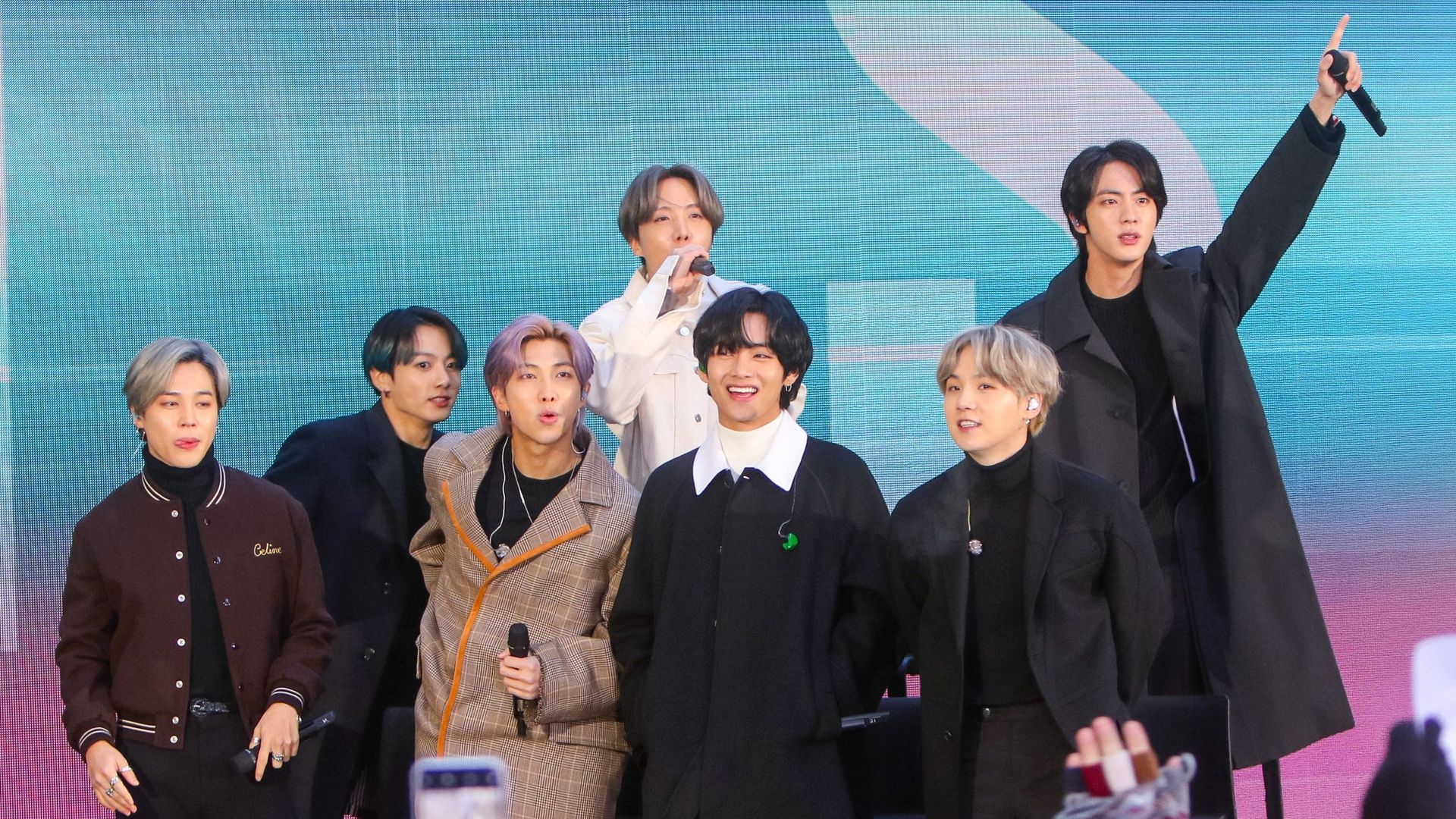 Jin, Suga, J-Hope, RM, Jimin, V et Jungkook du groupe de K-Pop BTS sont vus lors d’une interview au 'Today' Show le 21 février 2020 à New York.