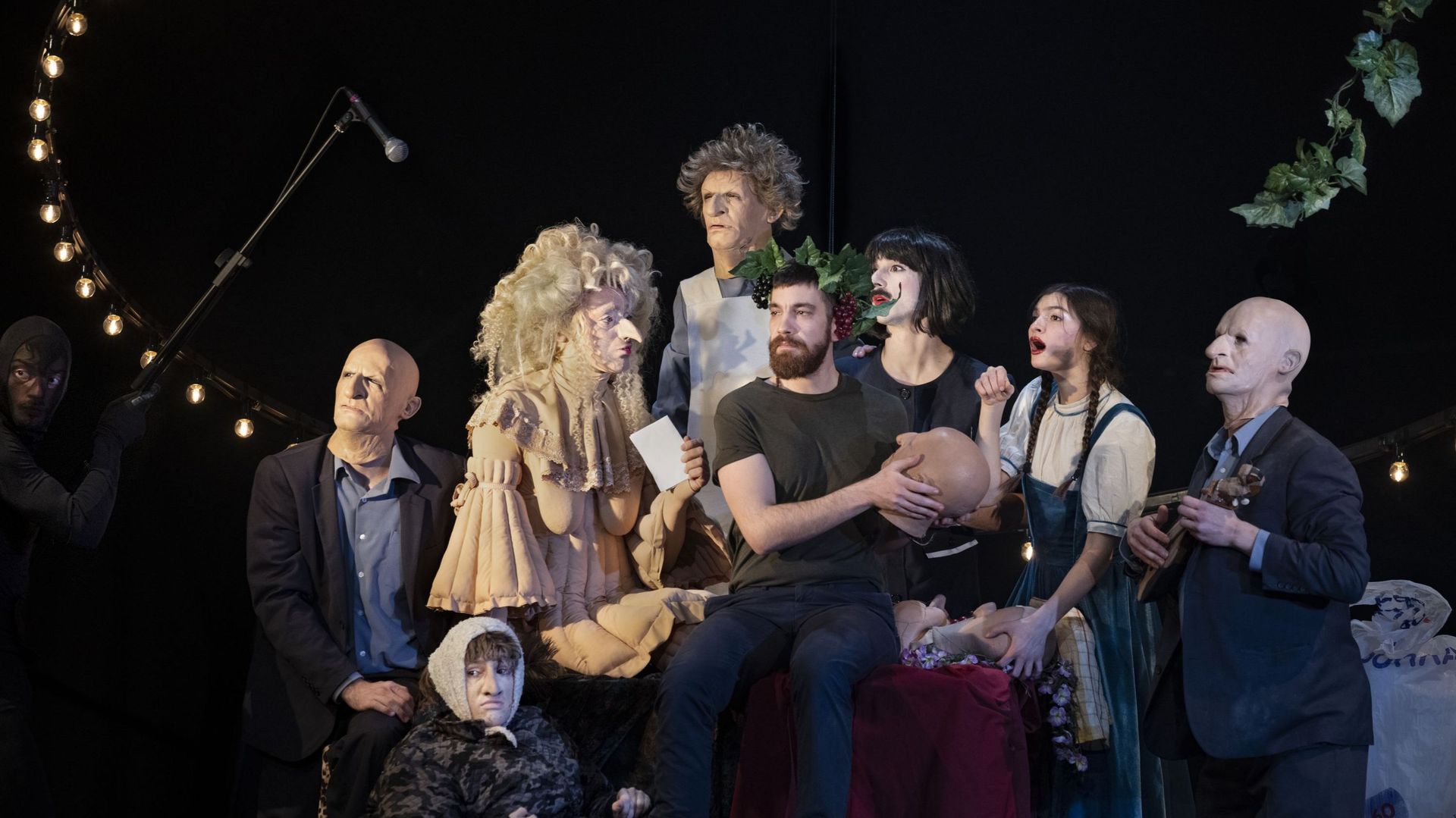 Elenit est un spectacle du chorégraphe grec Euripides Laskaridis.