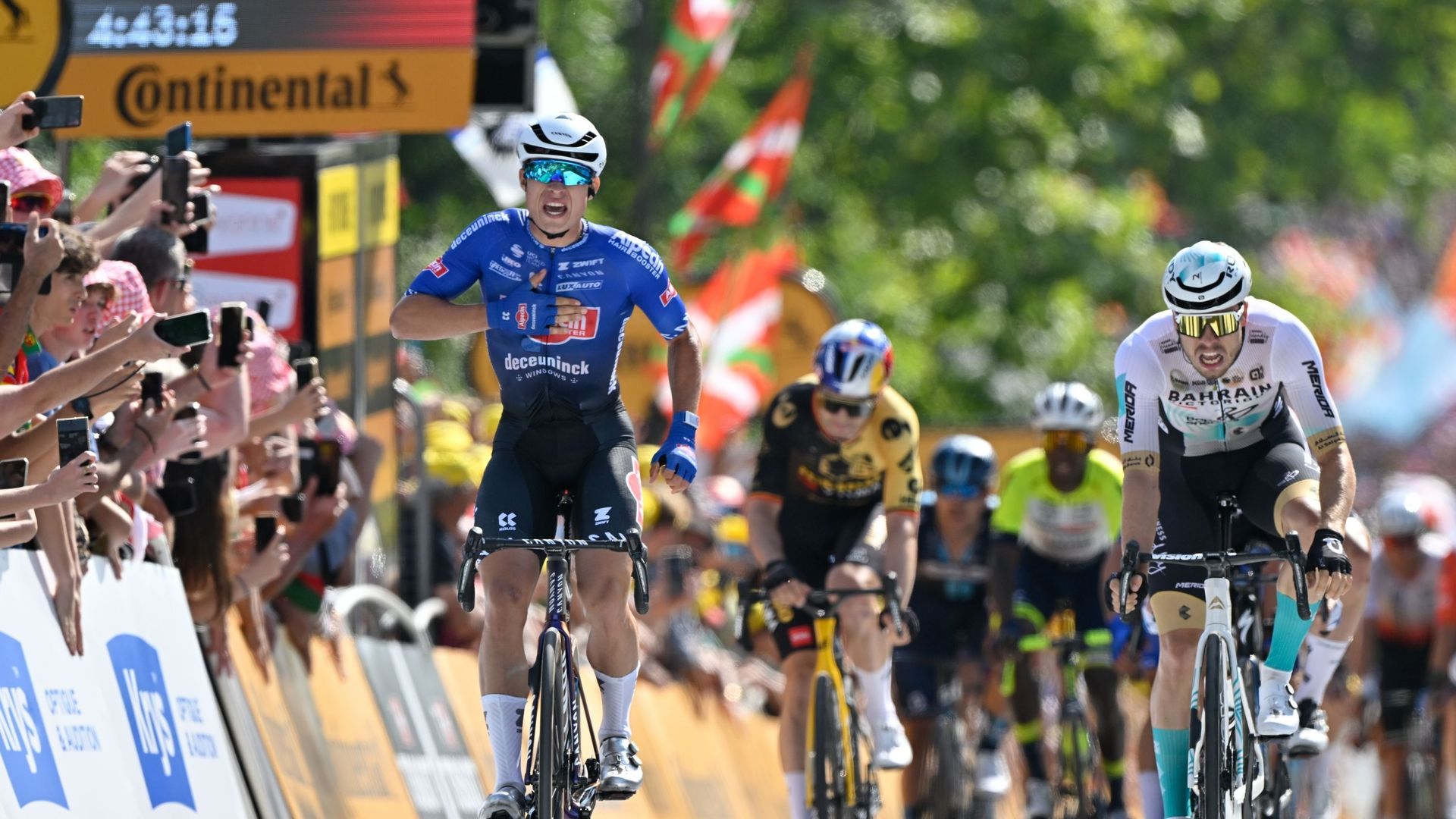 Sprint Houleux Entre Philipsen Et Van Aert, Crevaisons En Cascade : Les ...