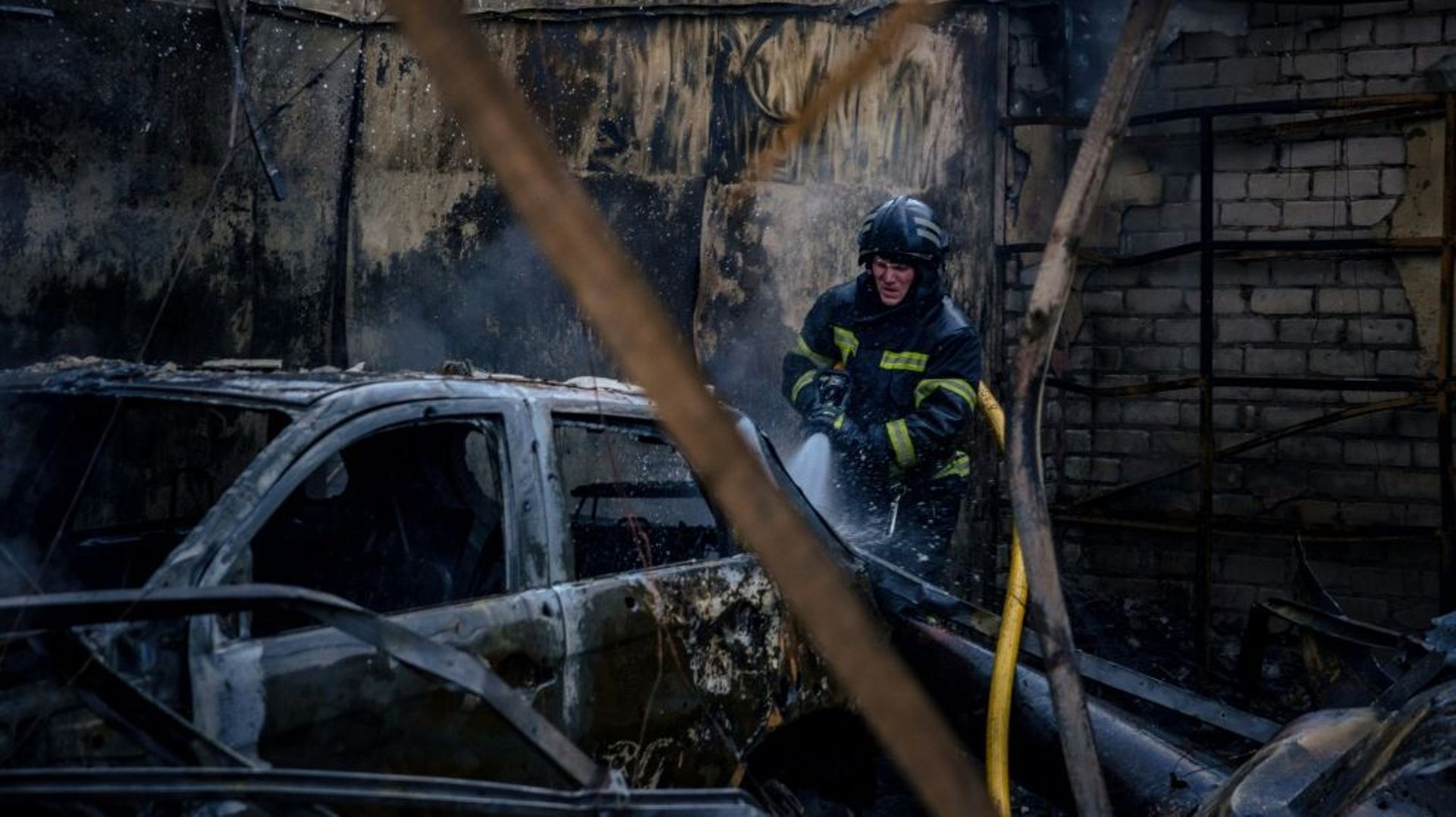 Un pompier lutte contre un incendie après un bombardement, à Kharkiv dans l’Est de l’Ukraine le 27 avril 2022