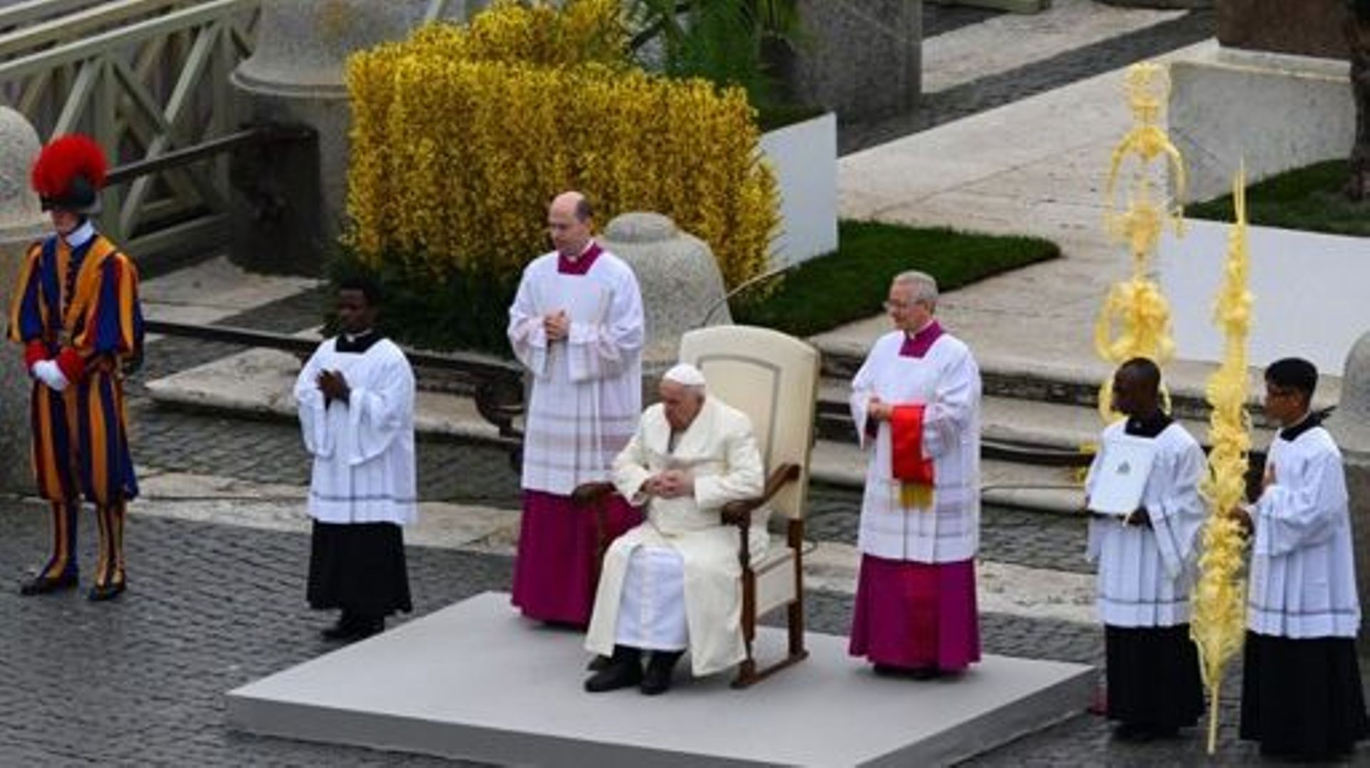 Le pape François préside la célébration de la messe du dimanche des Rameaux le 2 avril 2023 sur la place Saint-Pierre au Vatican.