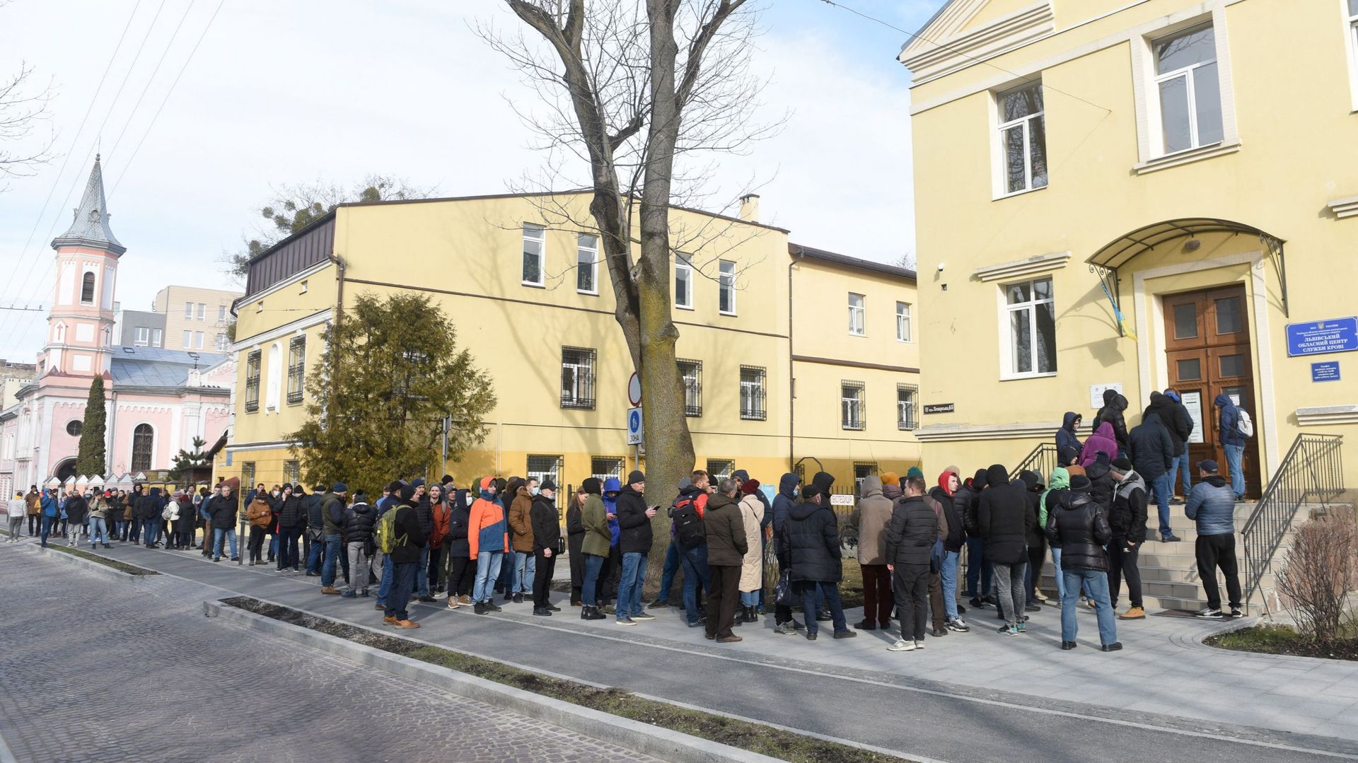 Des personnes font la queue pour donner du sang pour l'armée au centre de service du sang dans la ville de Lviv, dans l'ouest de l'Ukraine, le 25 février 2022.