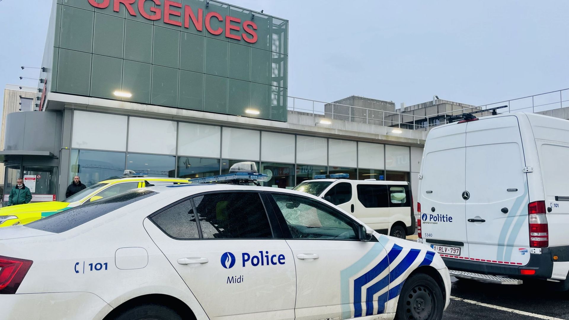 Entrée des urgences de l’hôpital Saint-Luc lors d’une intervention de police.