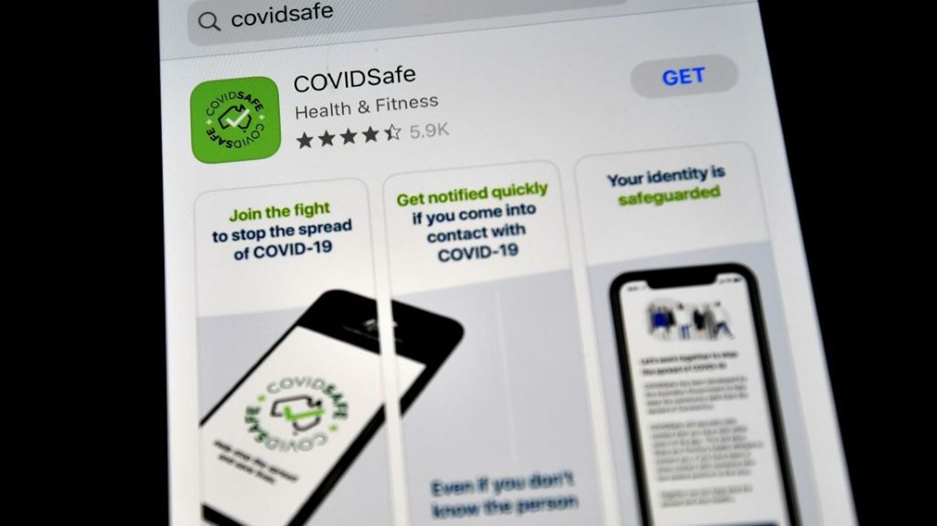 L'application "COVIDSafe" pour smartphone destinée à tracer les contacts avec des personnes diagnostiquées positives au coronavirus, le 27 avril 2020 à Sydney, en Australie