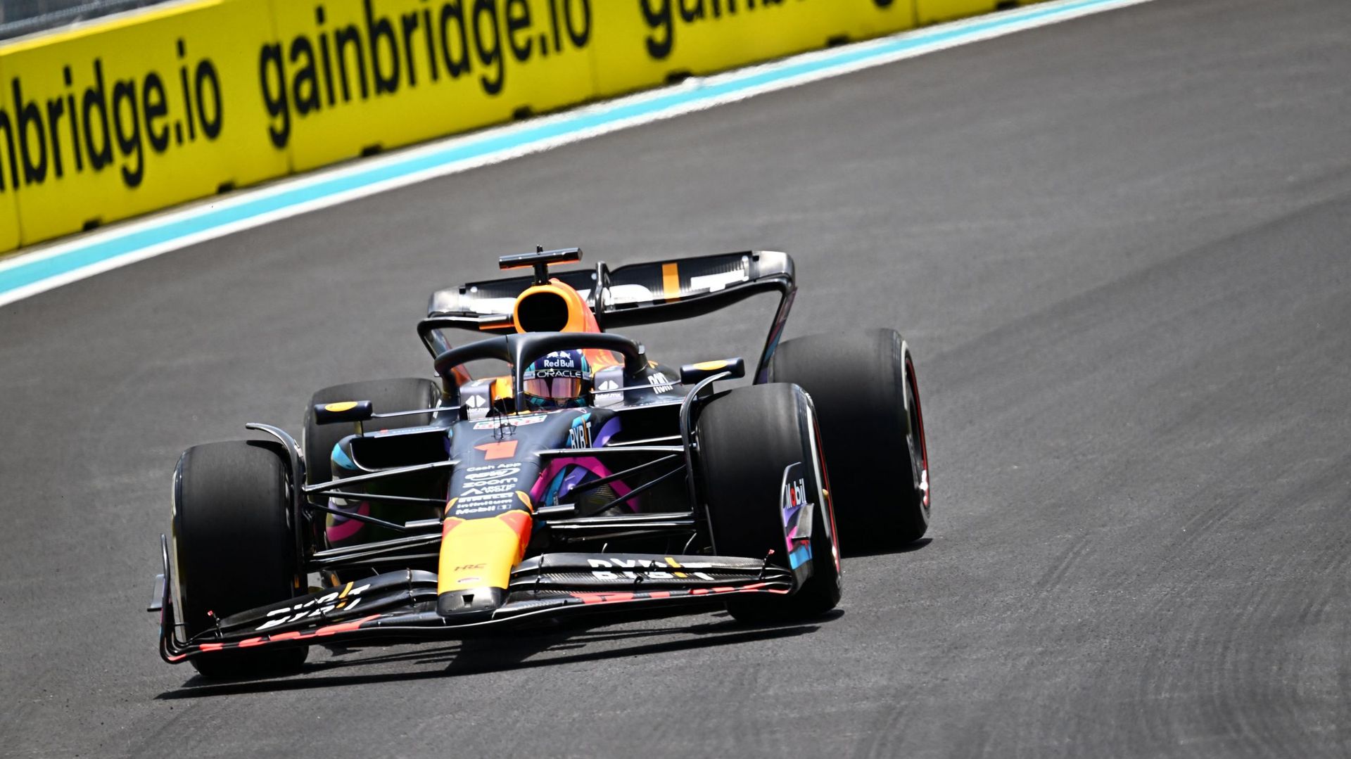Verstappen réalise le meilleur temps de la deuxième séance d’essais libres.
