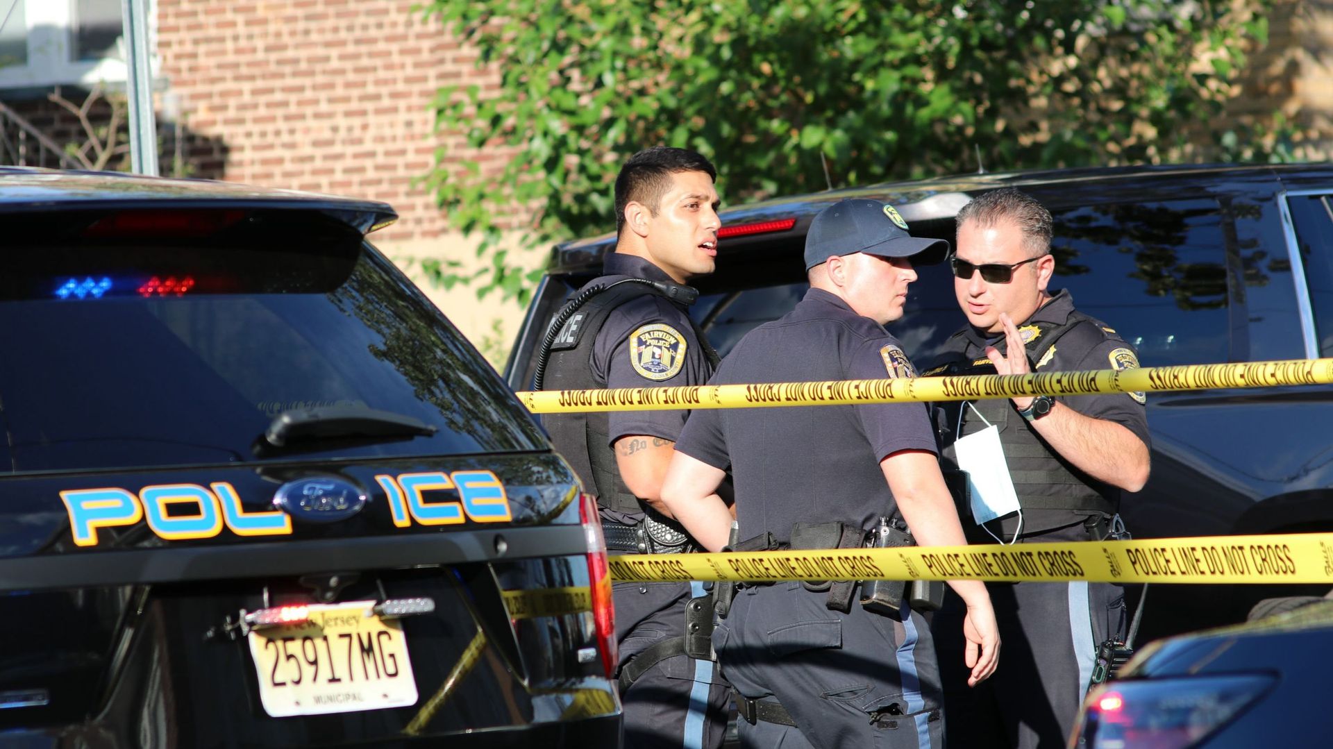 Une vue de la ronde de la maison de Hadi Matar, 24 ans, suspect de l’attentat contre Salman Rushdie, alors que des membres du FBI et des forces de police locales effectuent des recherches, à Fairview, New Jersey, États-Unis, le 13 août 2022.